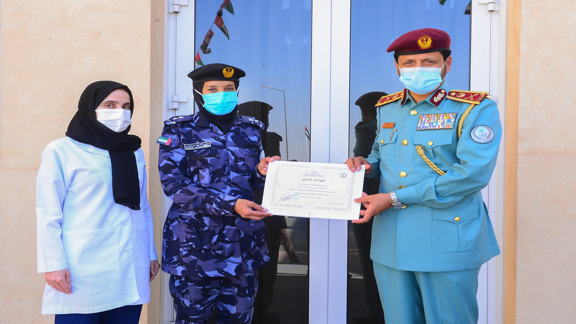 صورة بعنوان: رئيس فريق "الطوارئ" يُكرم متطوعة في مركز المسح الوطني بالشارقة 