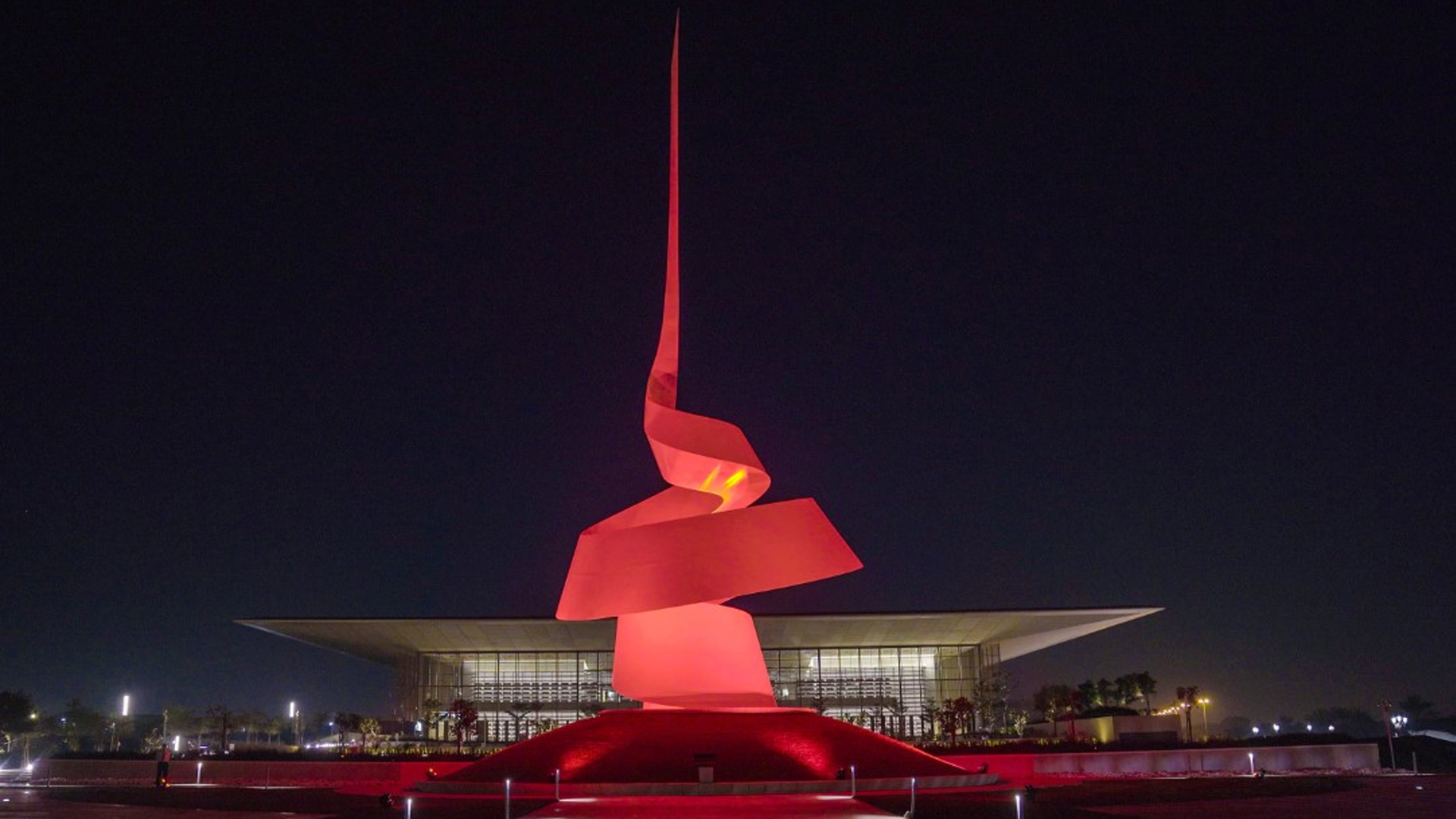 صورة بعنوان: أشهر معالم الإمارات والعالم العربي تكتسي بألوان الكوكب الأحمر 