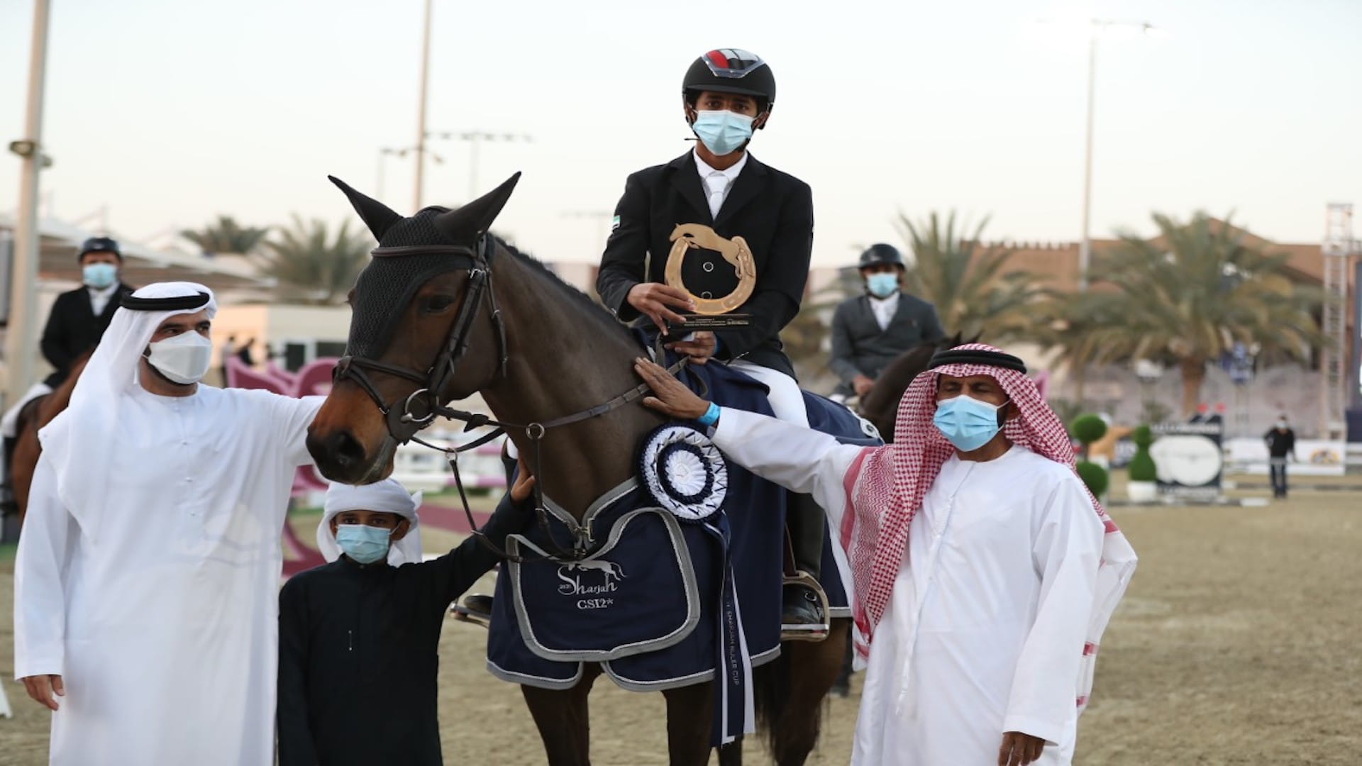 صورة بعنوان: الفارس حمد الكربي يتوج بكأس غرفة الشارقة في نادي الفروسية 