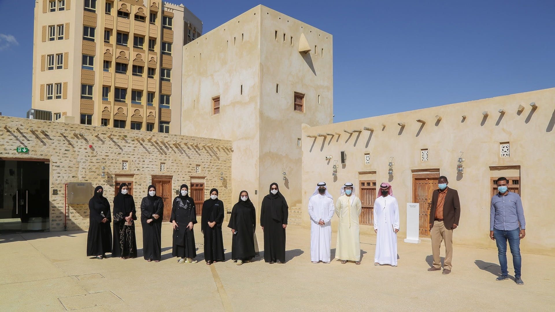 صورة بعنوان: الشارقة للآثار تنظم جولة بخورفكان لهيئة الإنماء التجاري والسياحي 