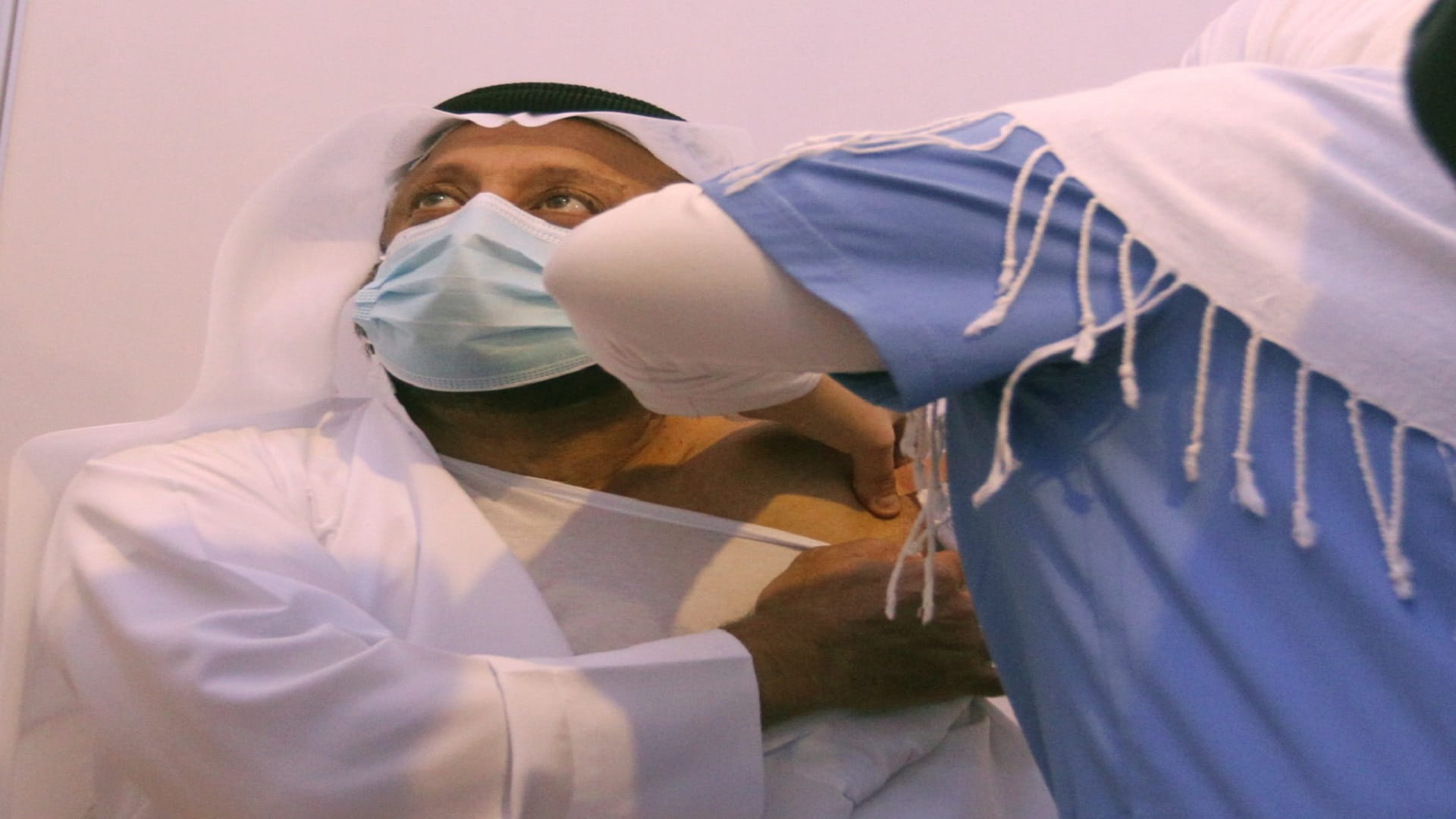 صورة بعنوان: مجلس إدارة "غرفة الشارقة" يتلقى الجرعة الأولى من لقاح كورونا 