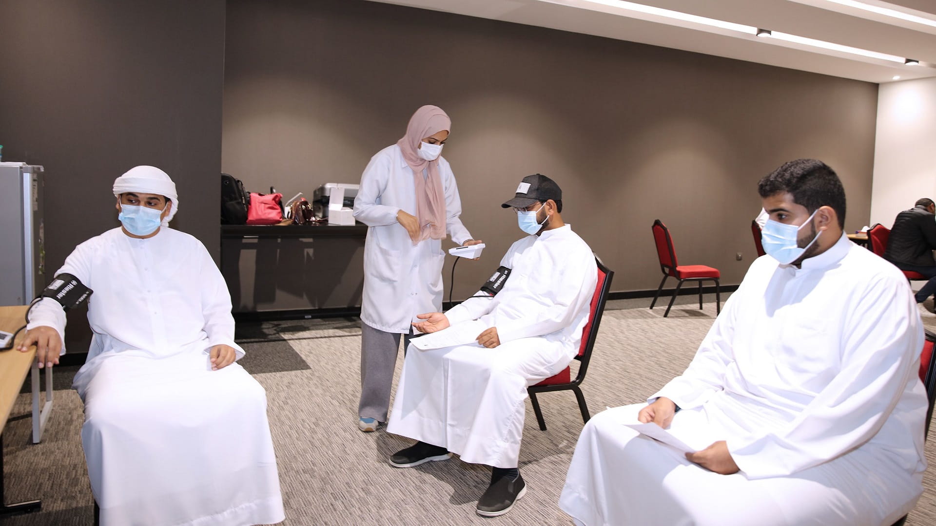 صورة بعنوان: 250 موظفاً في "أشغال الشارقة" يتلقون لقاح "كوفيد- 19"  