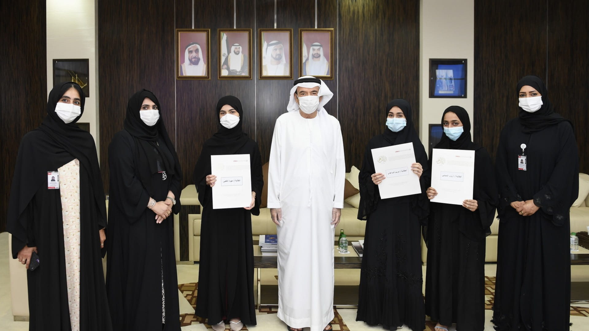 صورة بعنوان: زكي نسيبة يُكرّم الطالبات الفائزات في مسابقة "مسبار الأمل الأدبية" 