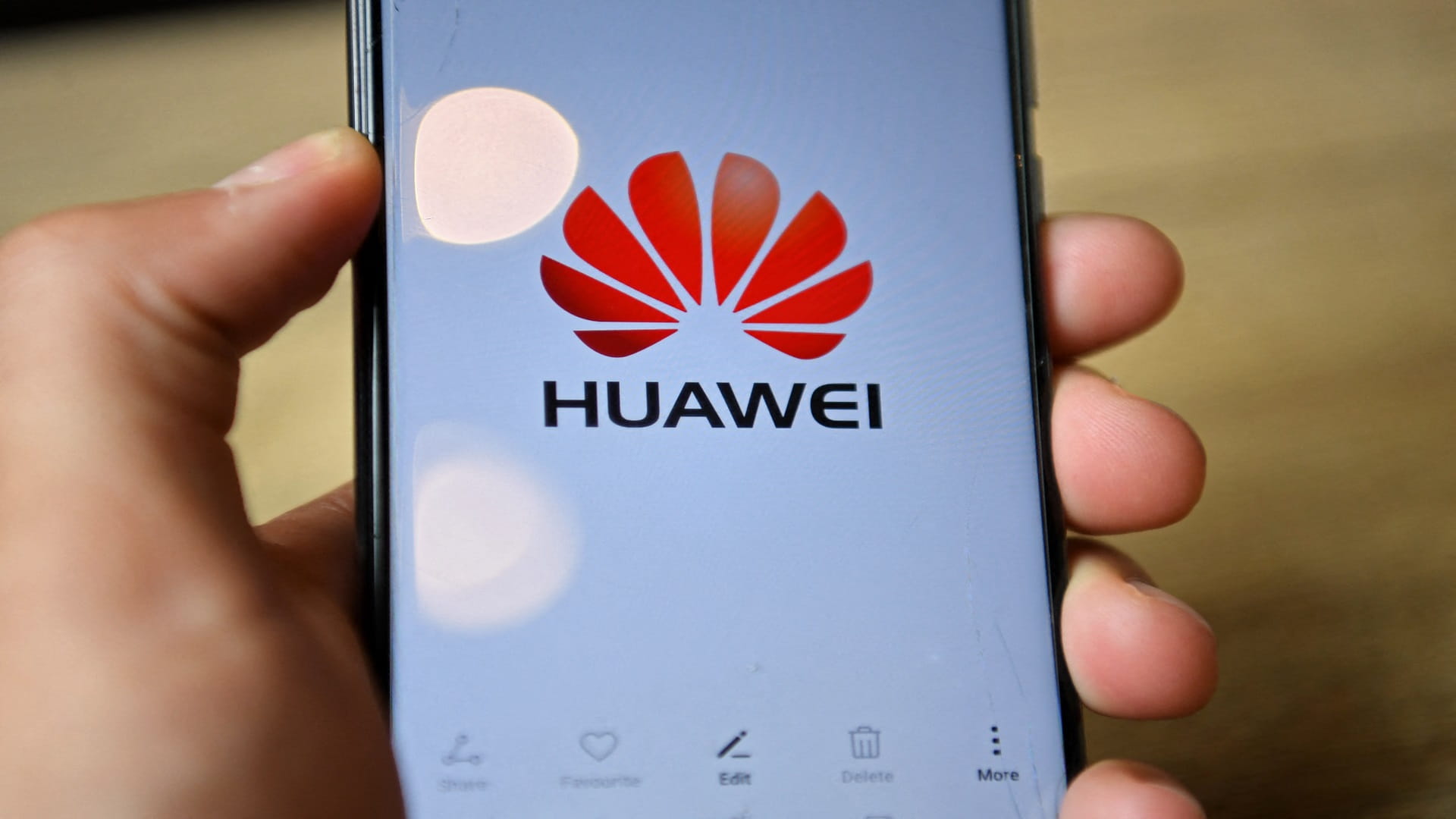 Image for the title: U.S. bans Huawei, ZTE equipment sales, citing security risk 