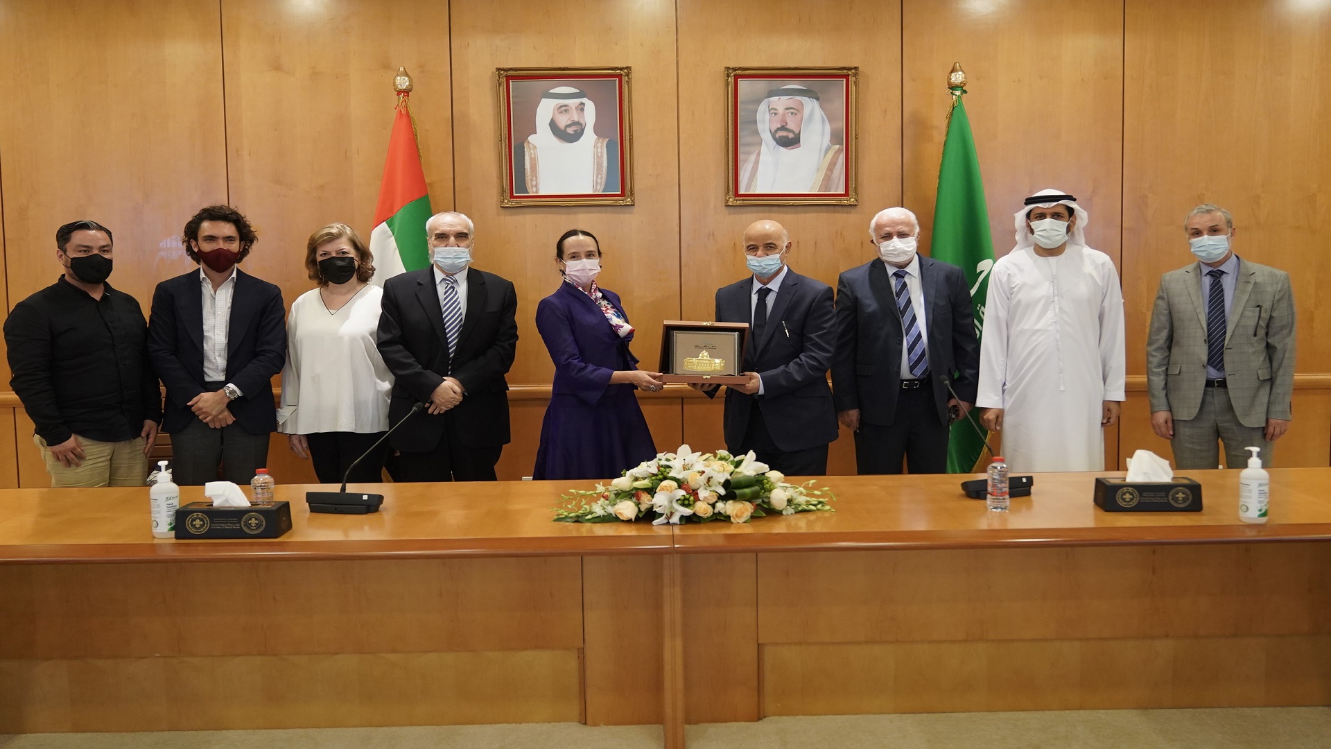 صورة بعنوان: مدير جامعة الشارقة وسفيرة المكسيك يبحثان سبل التعاون المشترك 