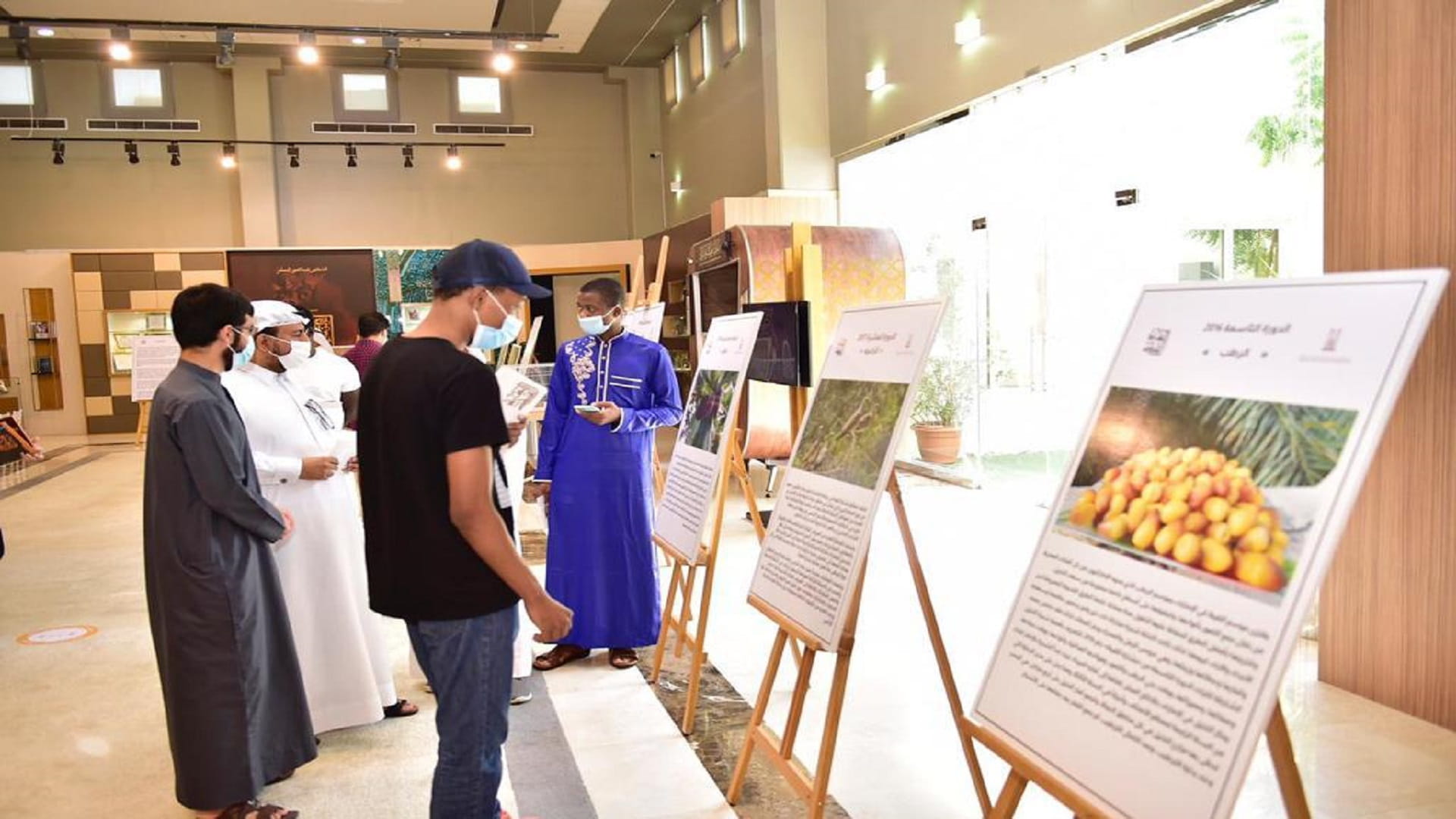 صورة بعنوان: طلبة الجامعة القاسمية يزورون معهد الشارقة للتراث  