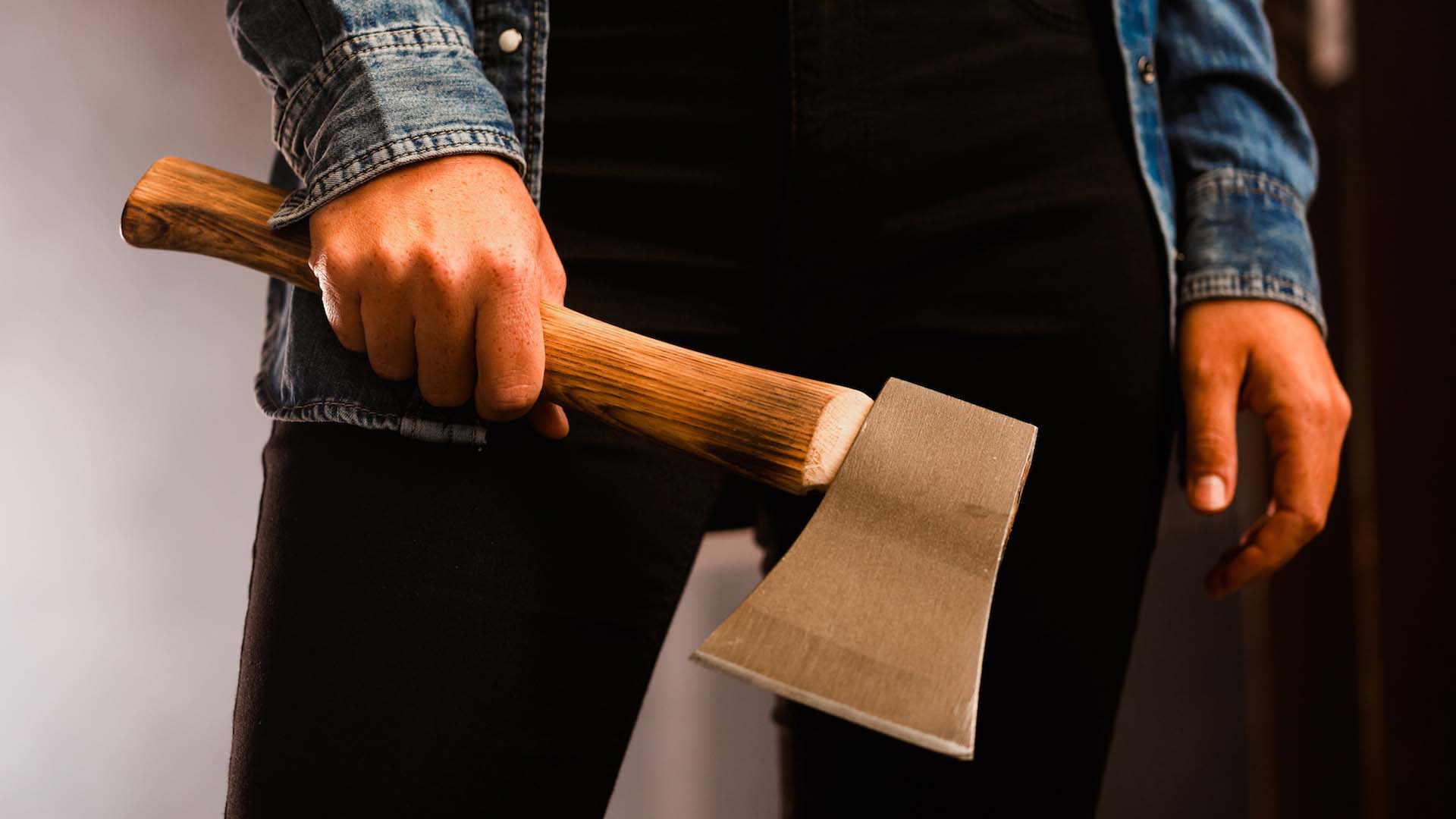 صورة بعنوان: معاول للهدم 