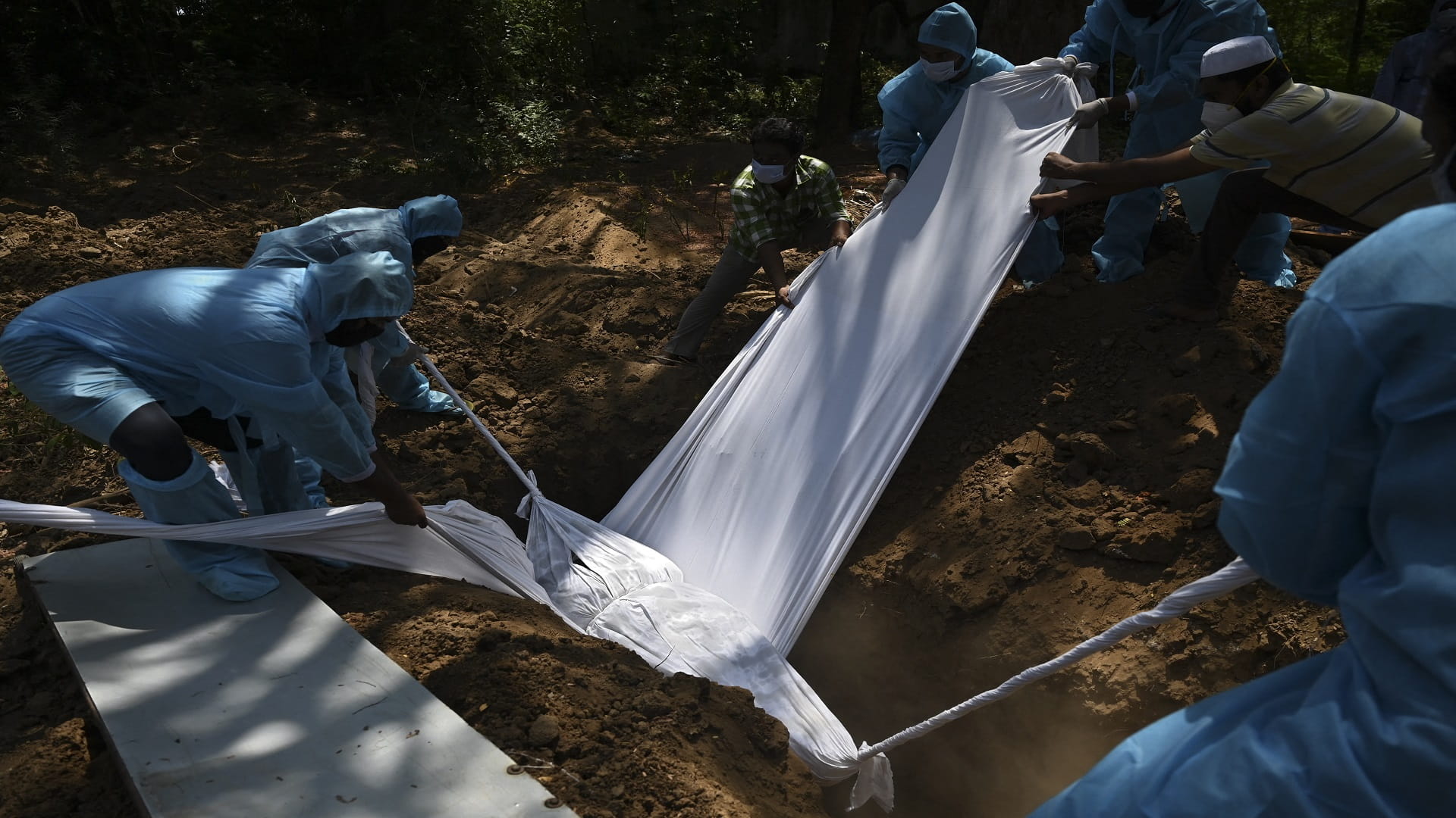 صورة بعنوان: الهند تستعد لتخفيف العزل العام لمكافحة كورونا مع تراجع الإصابات 