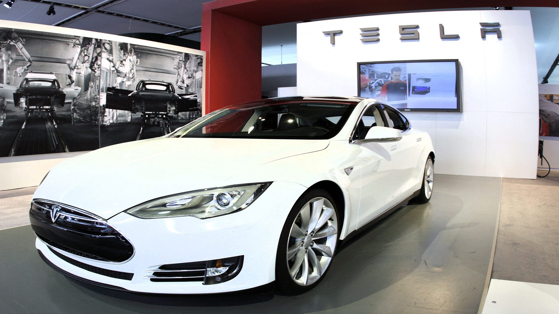 Image for the title: Tesla scraps plan for ultra-luxe Plaid+ model 