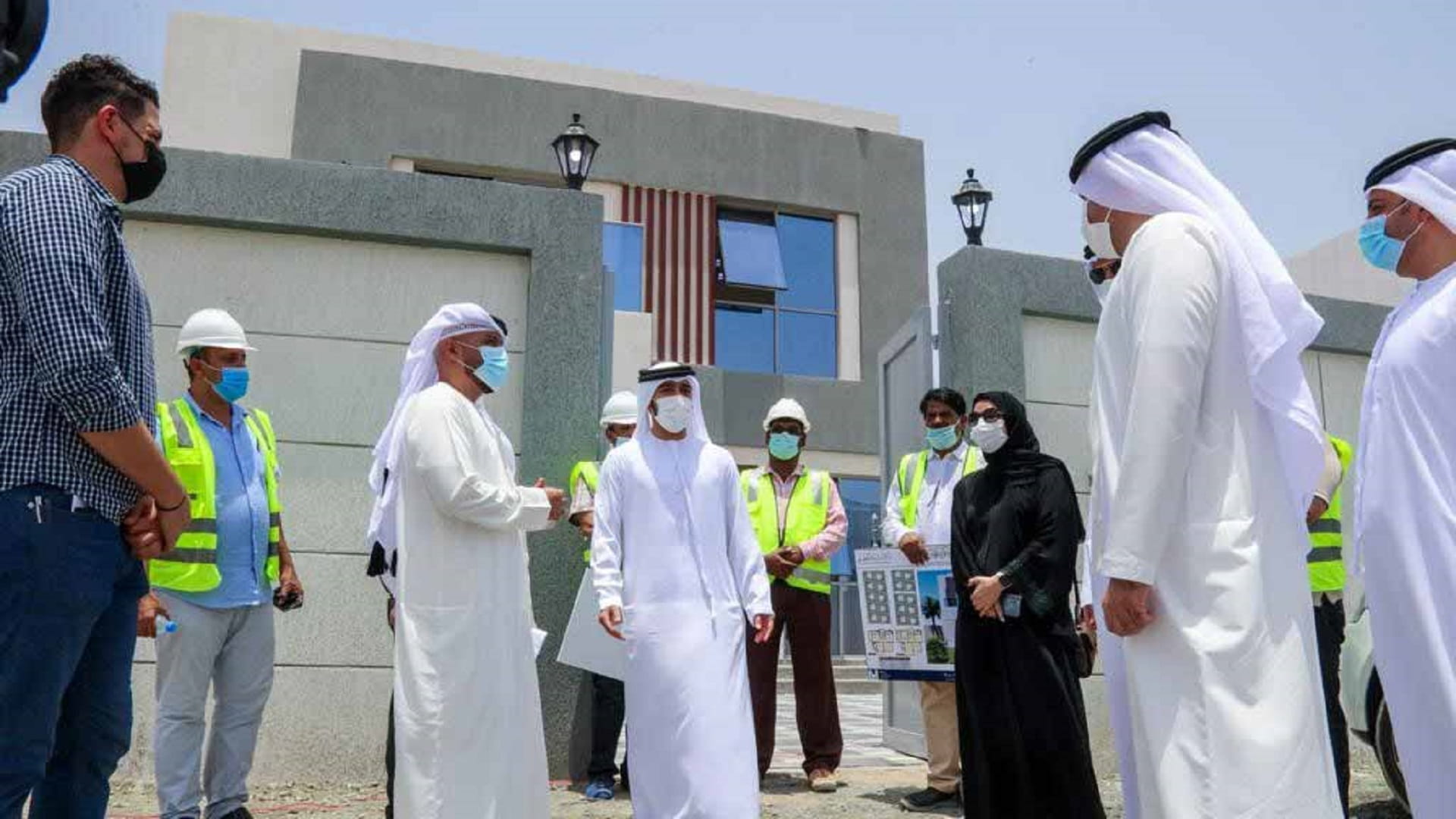 صورة بعنوان: عبدالله النعيمي يتفقد المرحلة النهائية بمشروع مجمع الحليو السكني 