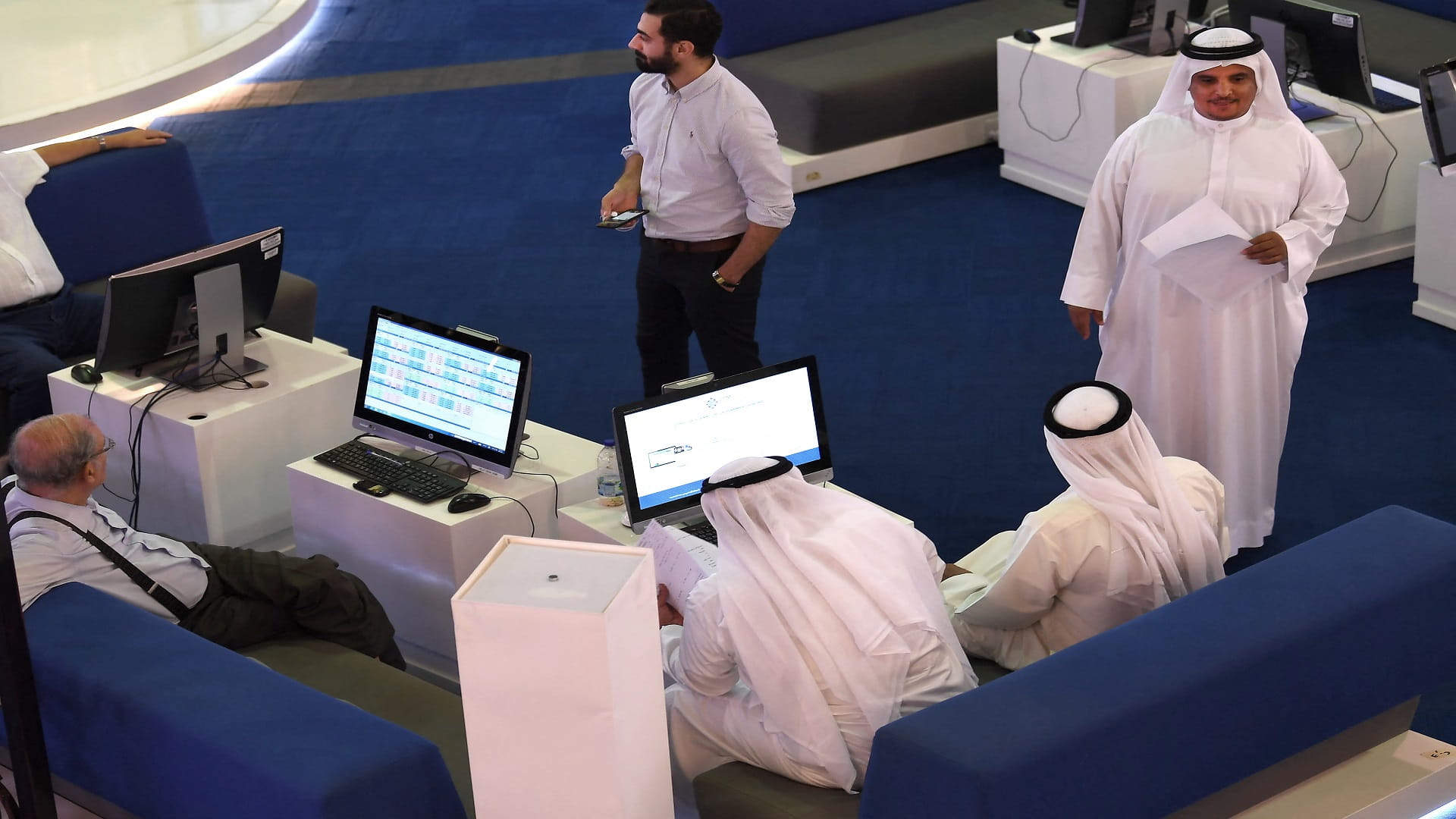 صورة بعنوان: تراجع معظم أسواق المال في الخليج وبورصة دبي ترتفع بفضل العقارات 