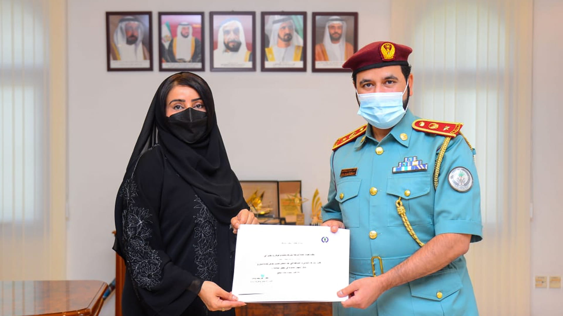 صورة بعنوان: شرطة الشارقة تُكرم مواطنة لدورها في إسعاف مصاب بحادث مروري 