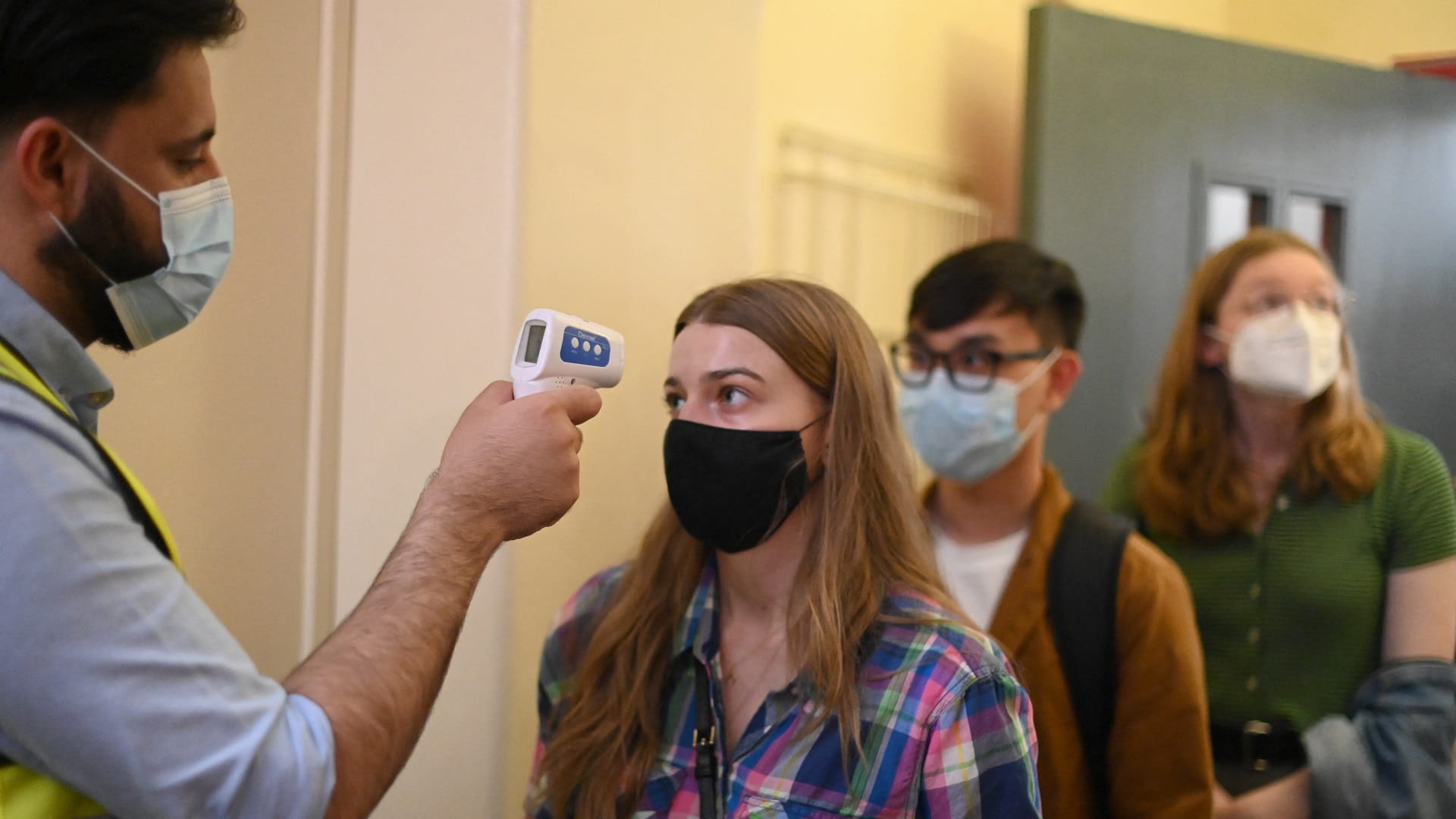 صورة بعنوان: بريطانيا تضيف 7540 إصابة و6 وفيات لحصيلة ضحايا "كوفيد-19" 