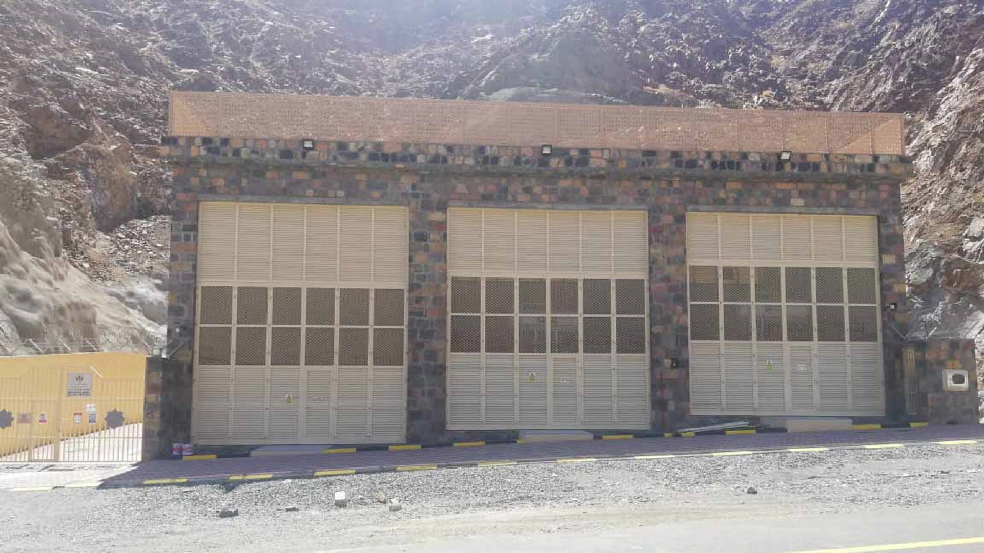 صورة بعنوان: "كهرباء الشارقة" تُنير أنفاق خورفكان عبر محطة إنتاج جديدة 