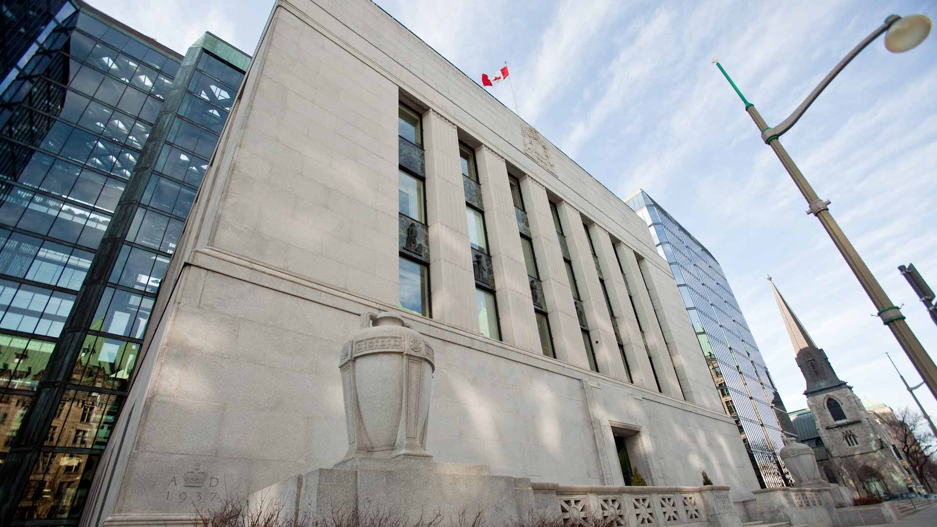 Image for the title: Bank of Canada holds key lending rate at 0.25% 