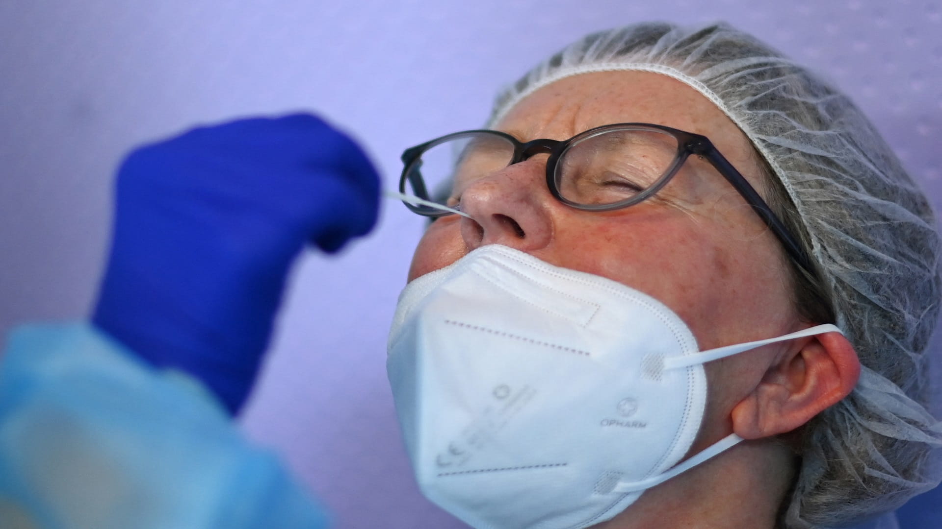 Image for the title: Germany's confirmed coronavirus cases rise by 2,440 - RKI 