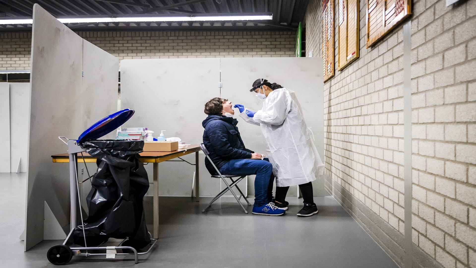 Image for the title: Total UK cases of Delta variant spike to 42,323 