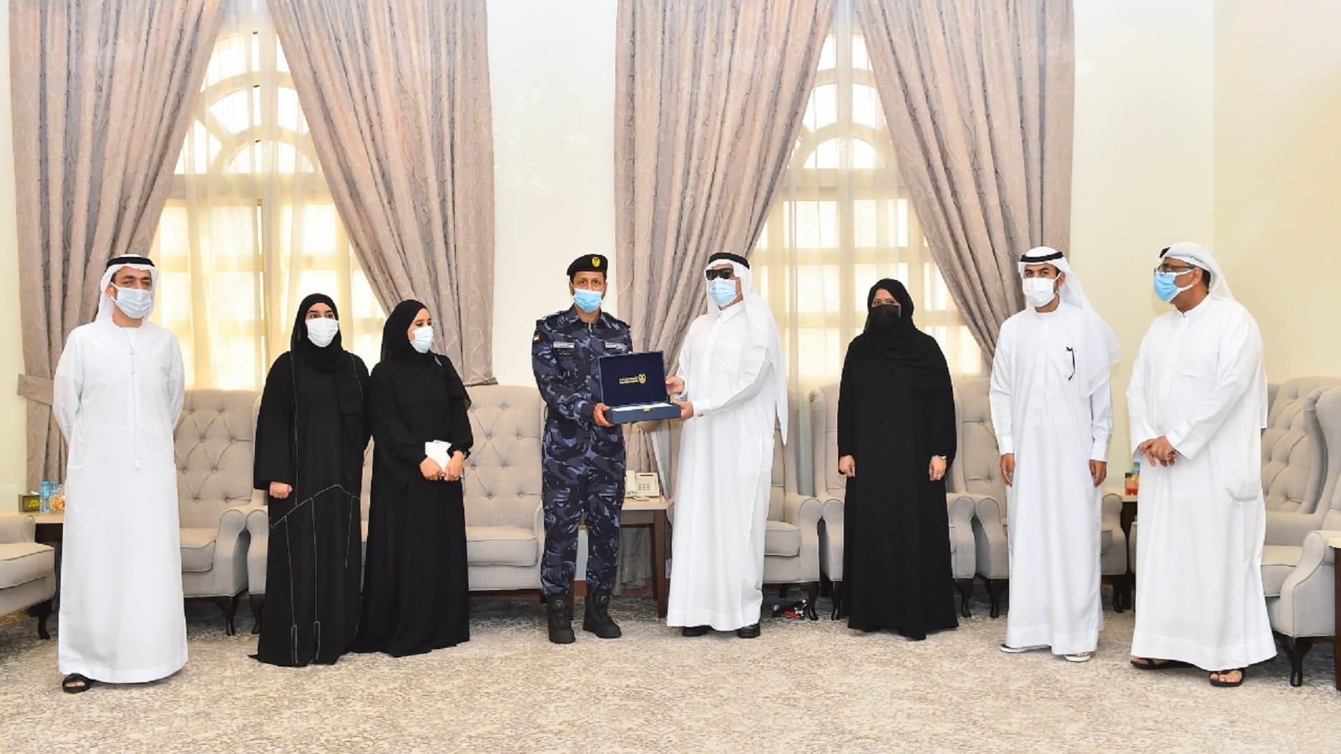 Image for the title: SP presents a braille book on domestic violence to EAVI 