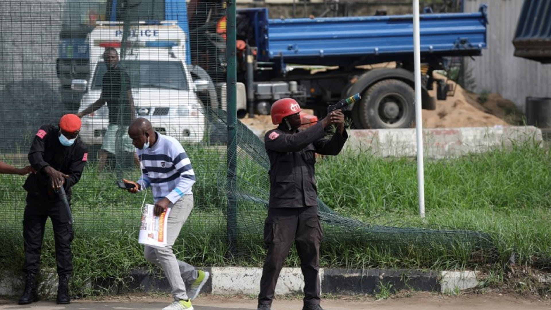 صورة بعنوان: الشرطة النيجيرية تطلق الغاز المسيل لتفريق احتجاجات على غياب الأمن 