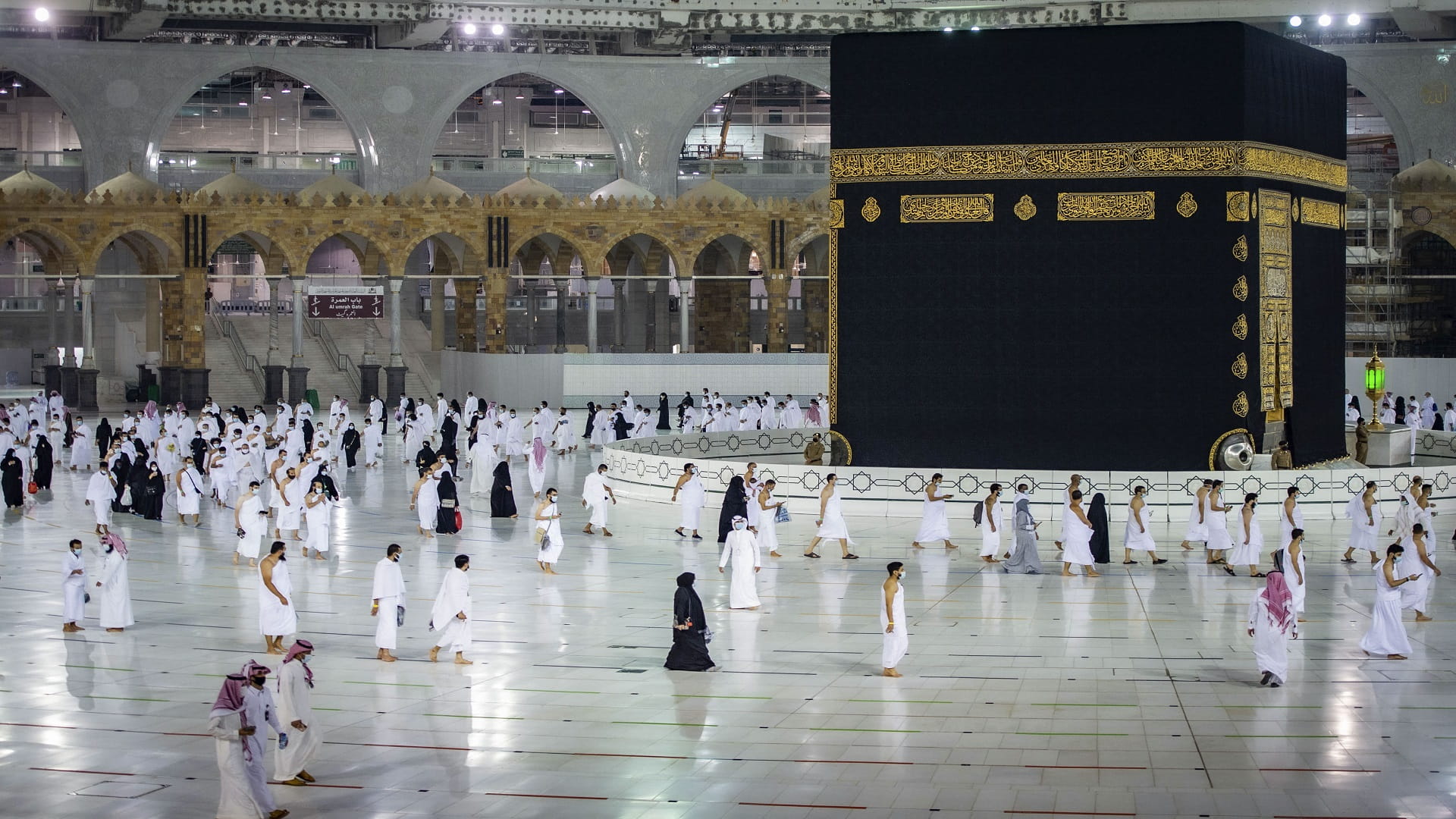 Image for the title: Saudi to allow 60,000 vaccinated residents to perform hajj 