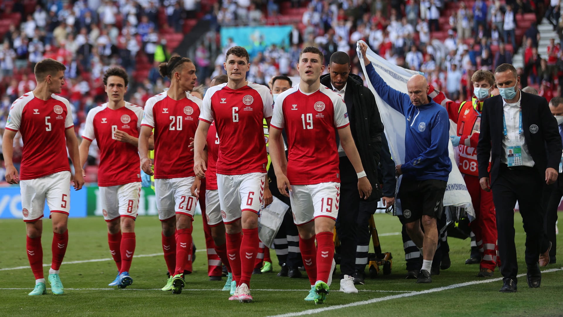 صورة بعنوان: استقرار حالة النجم الدنماركي كريستيان إريكسن 