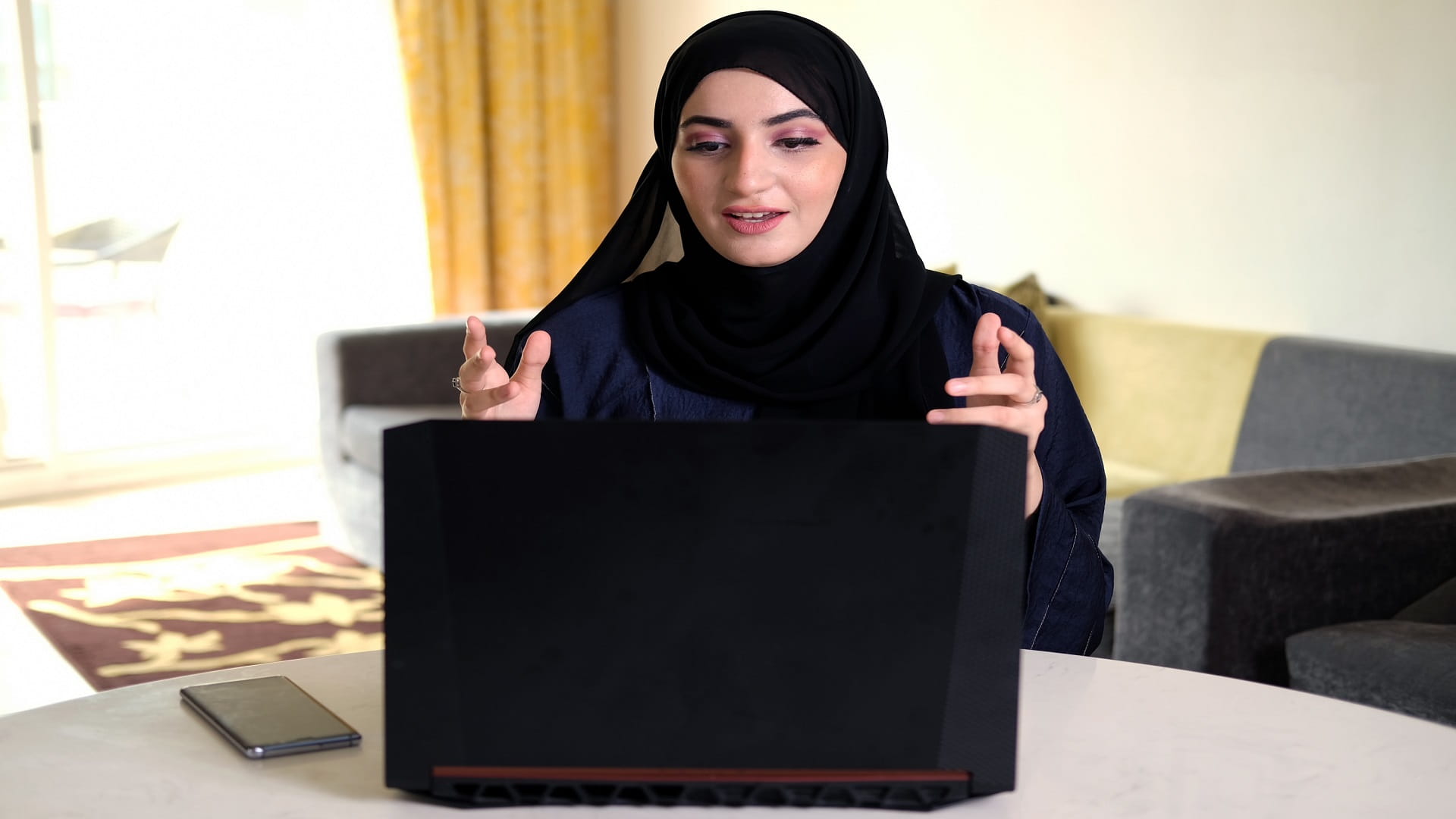 صورة بعنوان: "موارد الشارقة" تُنظم برنامج "الخدمة الذهبية للضيف لتطوير السياحة" 