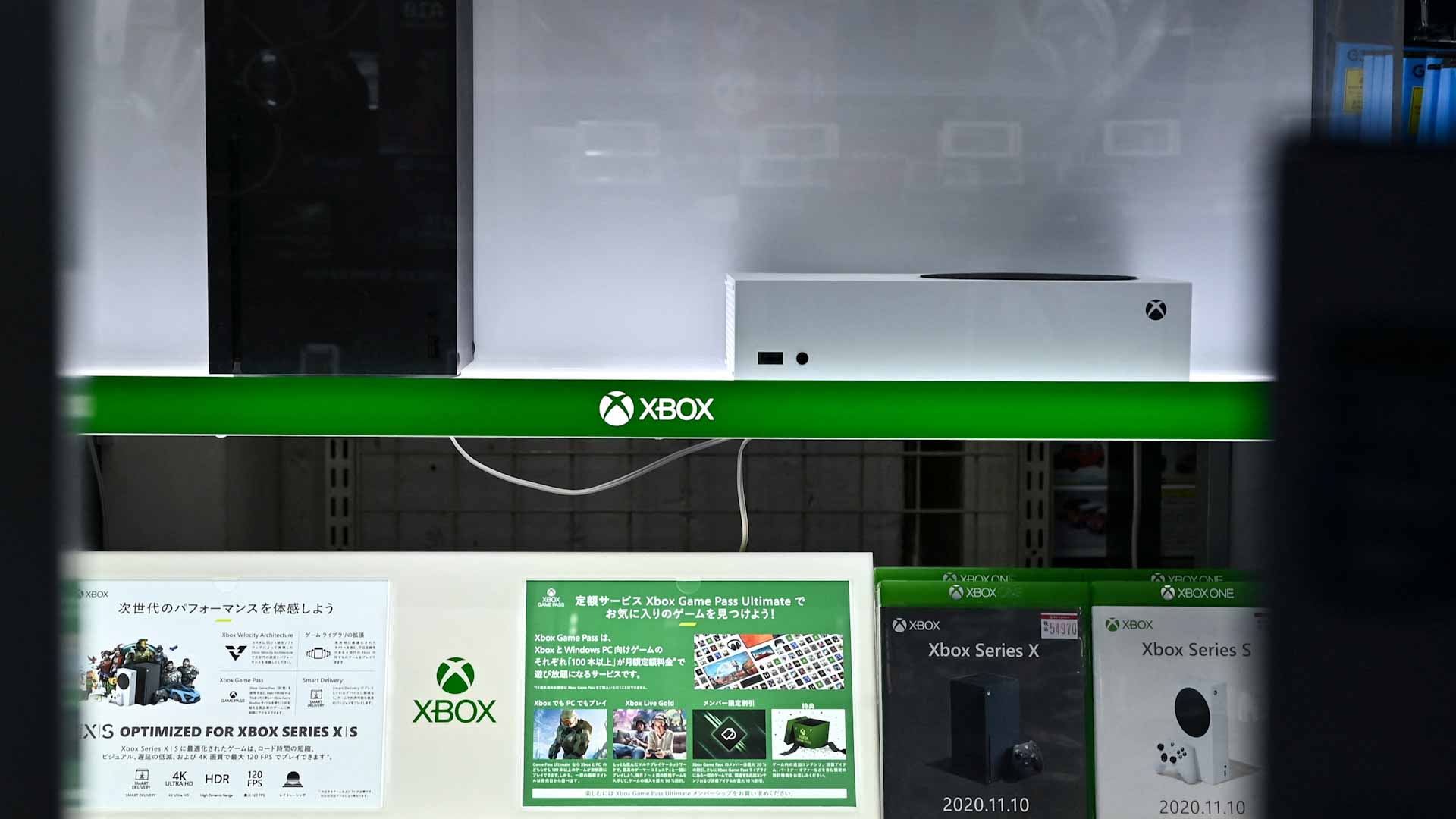 Image for the title: Microsoft bolsters video game line-up as Xbox turns 20 
