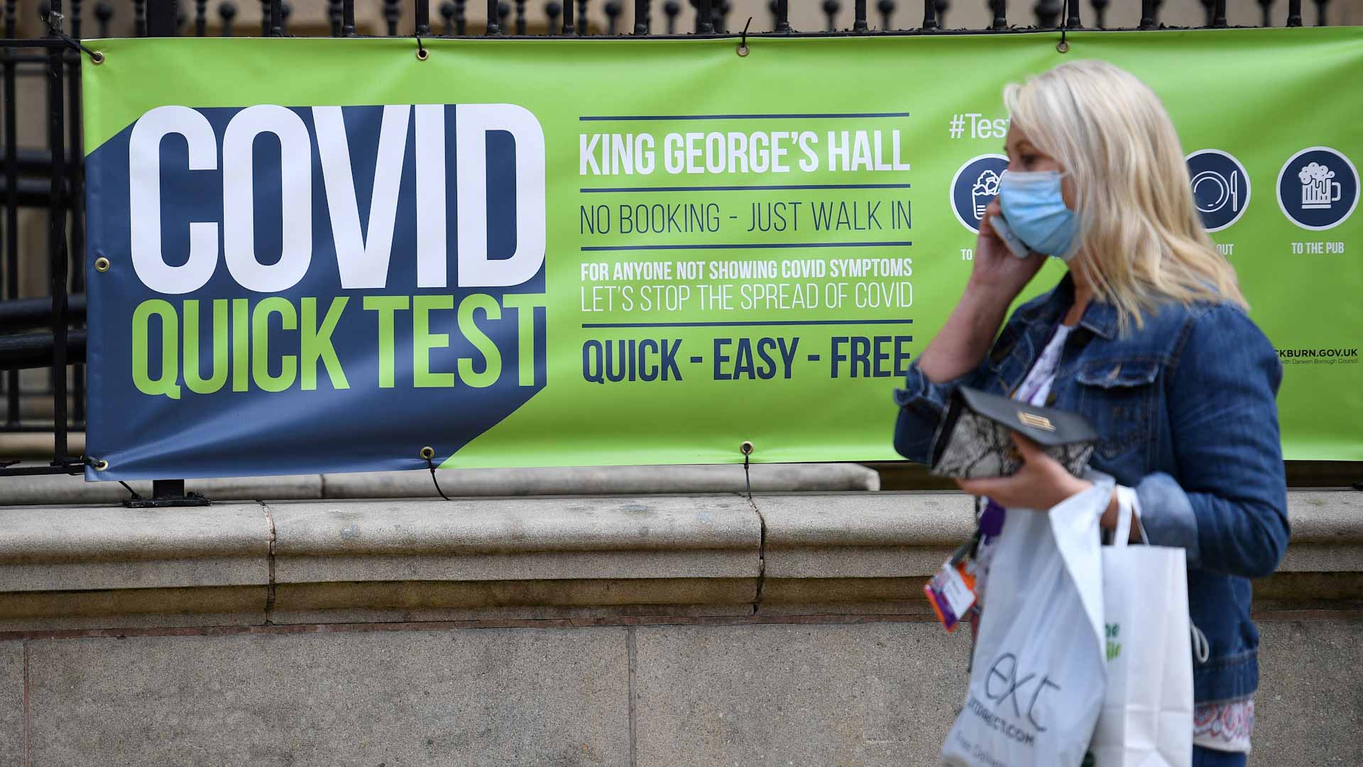 صورة بعنوان: بريطانيا تسجل أعلى حصيلة يومية بإصابات كوفيد-19 منذ فبراير 