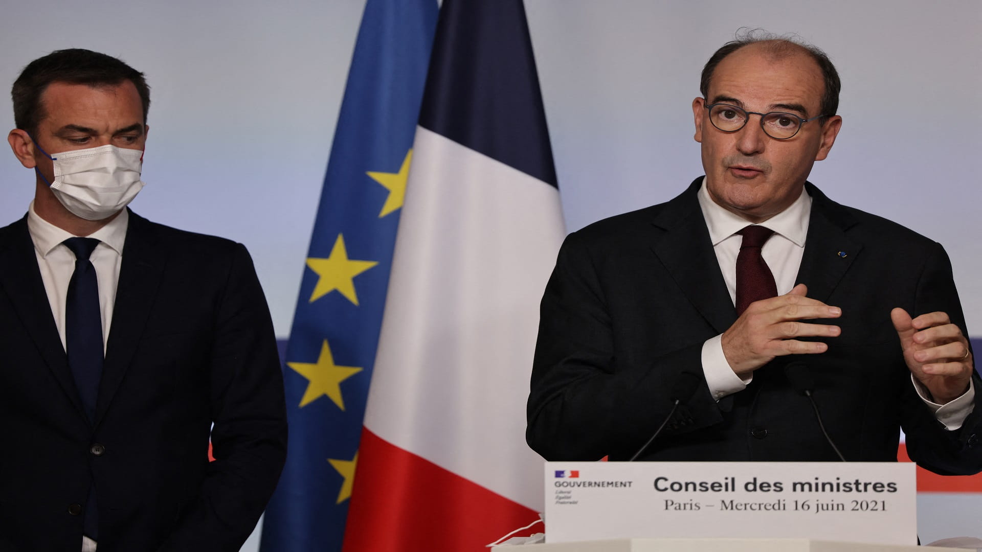 صورة بعنوان: فرنسا تلغي إلزامية وضع الكمامات في الخارج وحظر التجول 