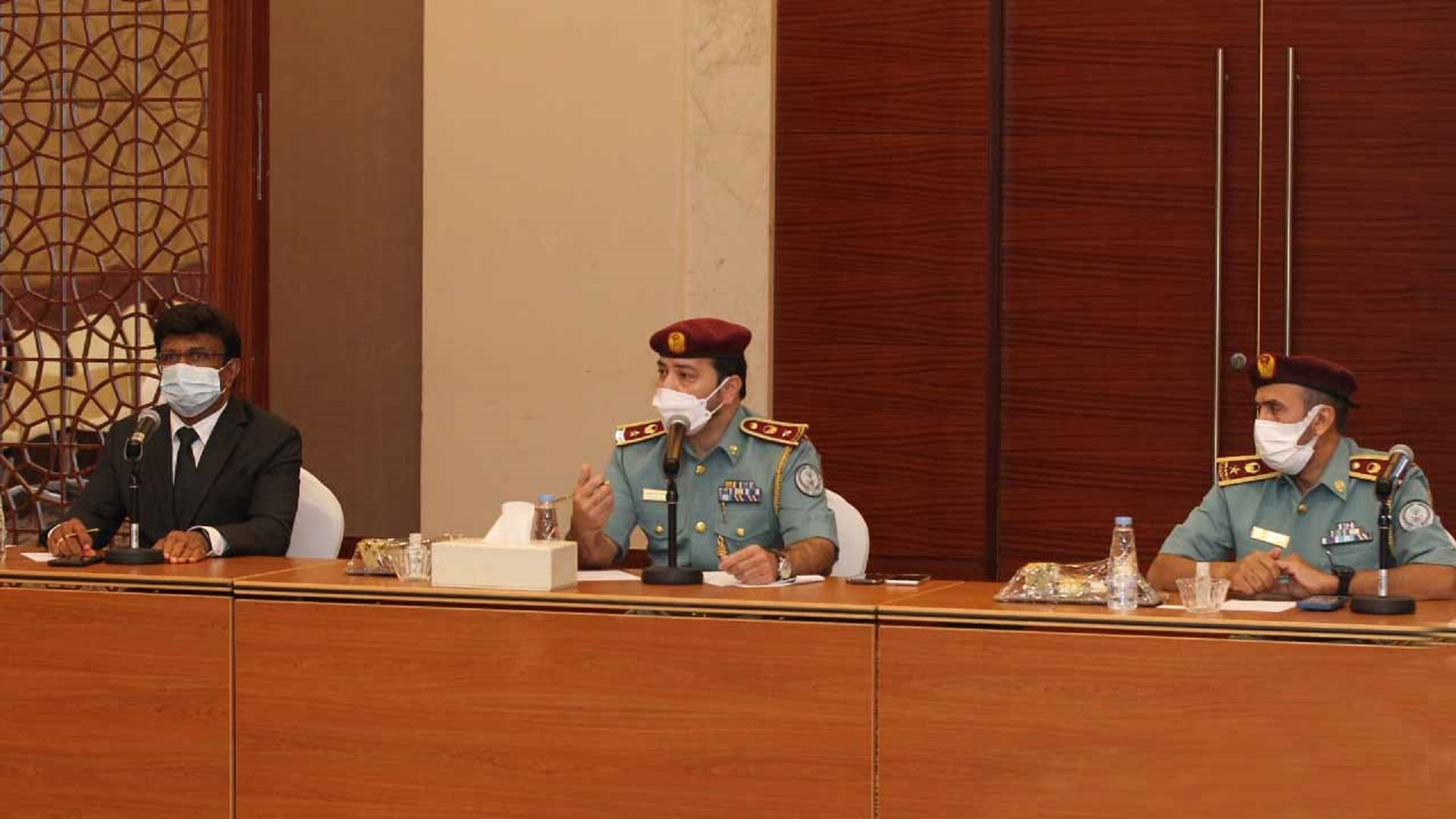 صورة بعنوان: شرطة وغرفة الشارقة توعيان أصحاب المنشآت الصناعية بالتدابير الأمنية 