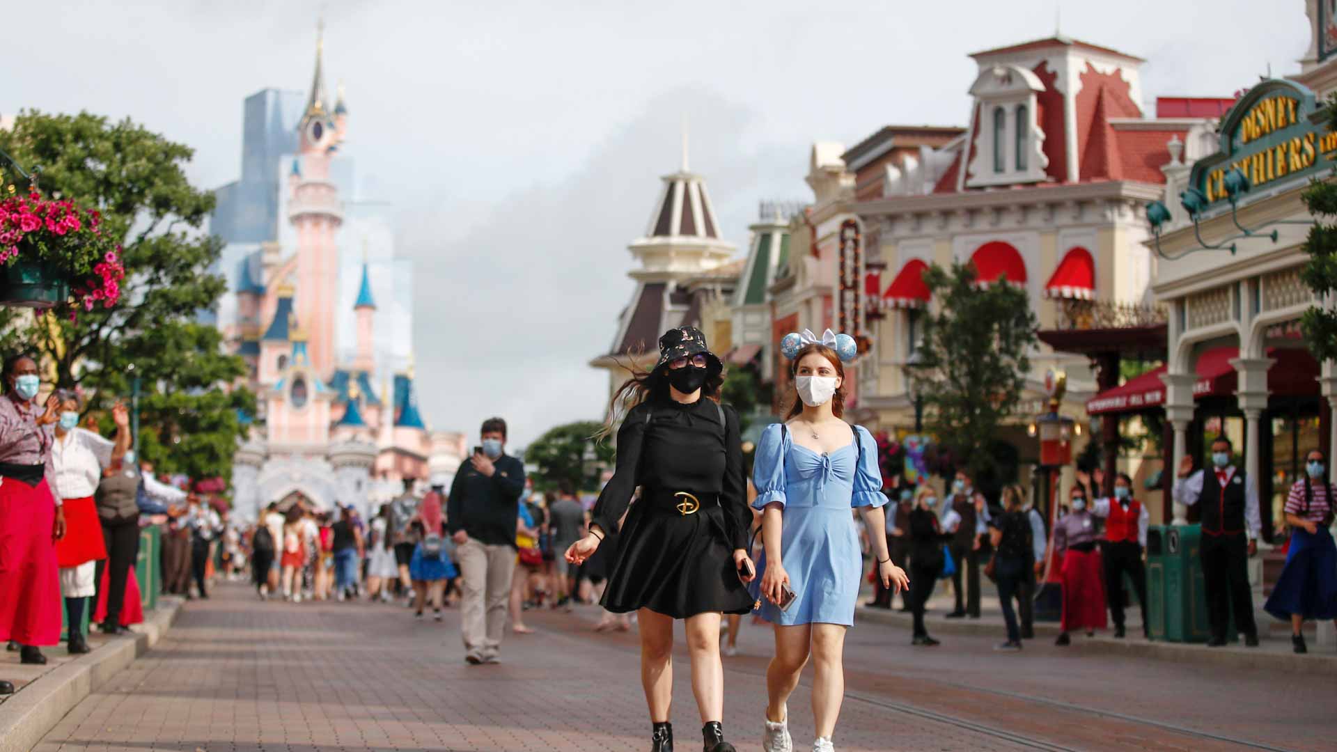 Image for the title: Crowds back at Disneyland Paris as France breathes easy 