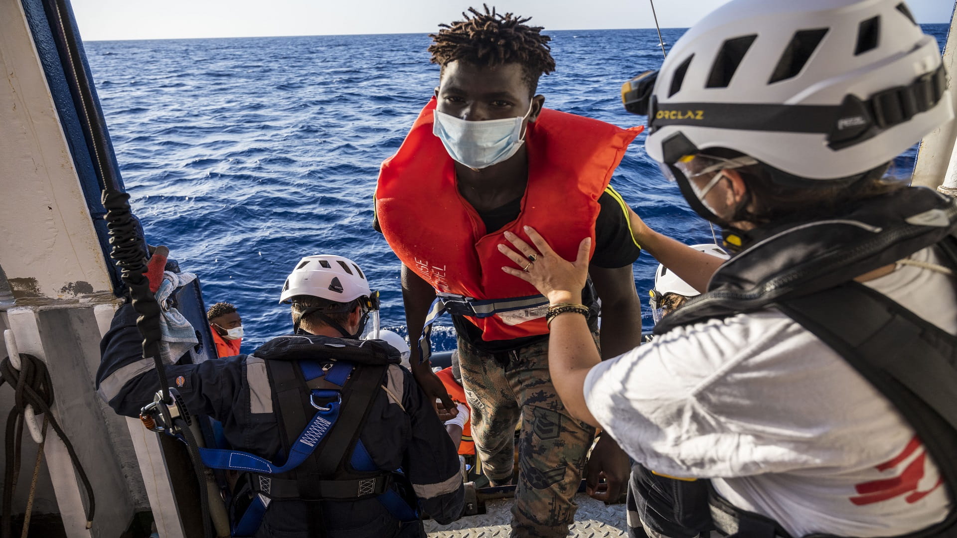 Image for the title: Around 400 migrants rescued by MSF charity land in Sicily 
