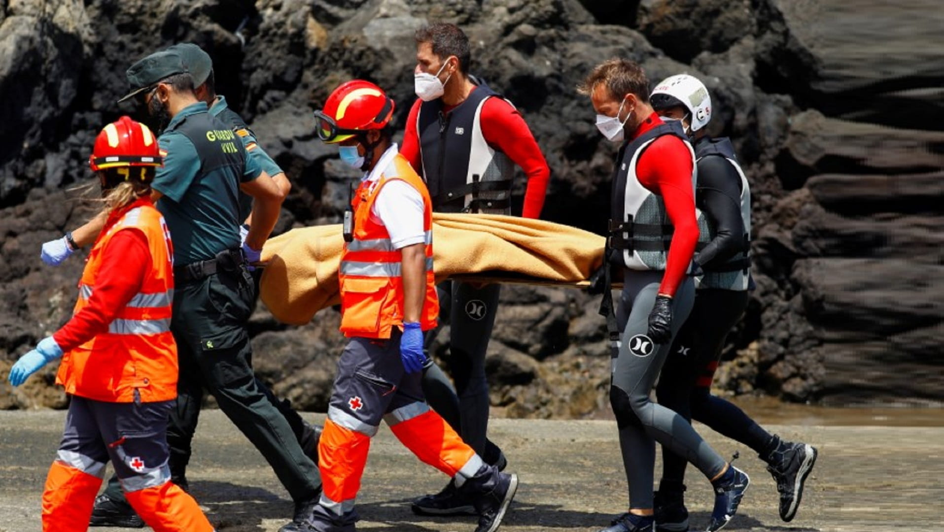 صورة بعنوان: إنقاذ عشرات المهاجرين ومقتل 4 باصطدام قاربهم بساحل صخري بإسبانيا 