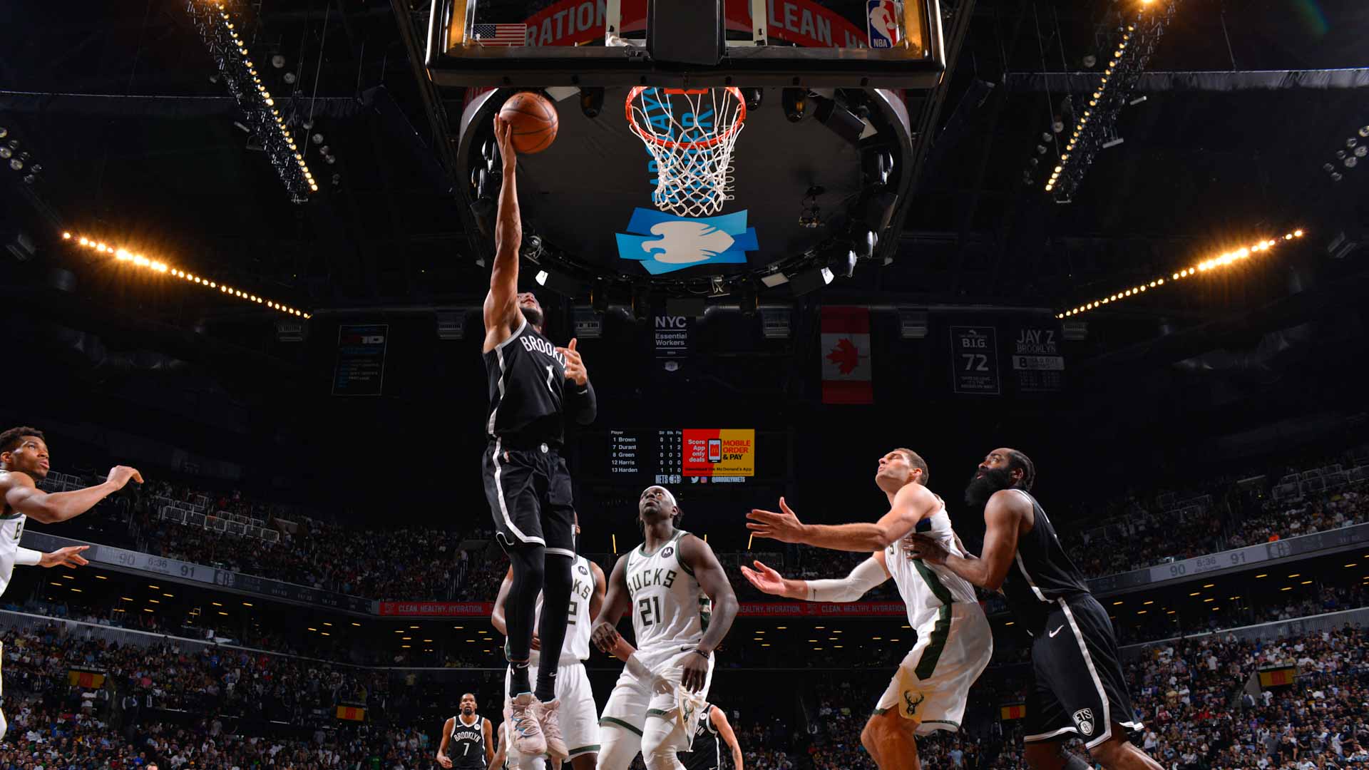 صورة بعنوان: ميلووكي بكس يتأهل إلى نهائي المناطق بدوري السلة الأميركي 