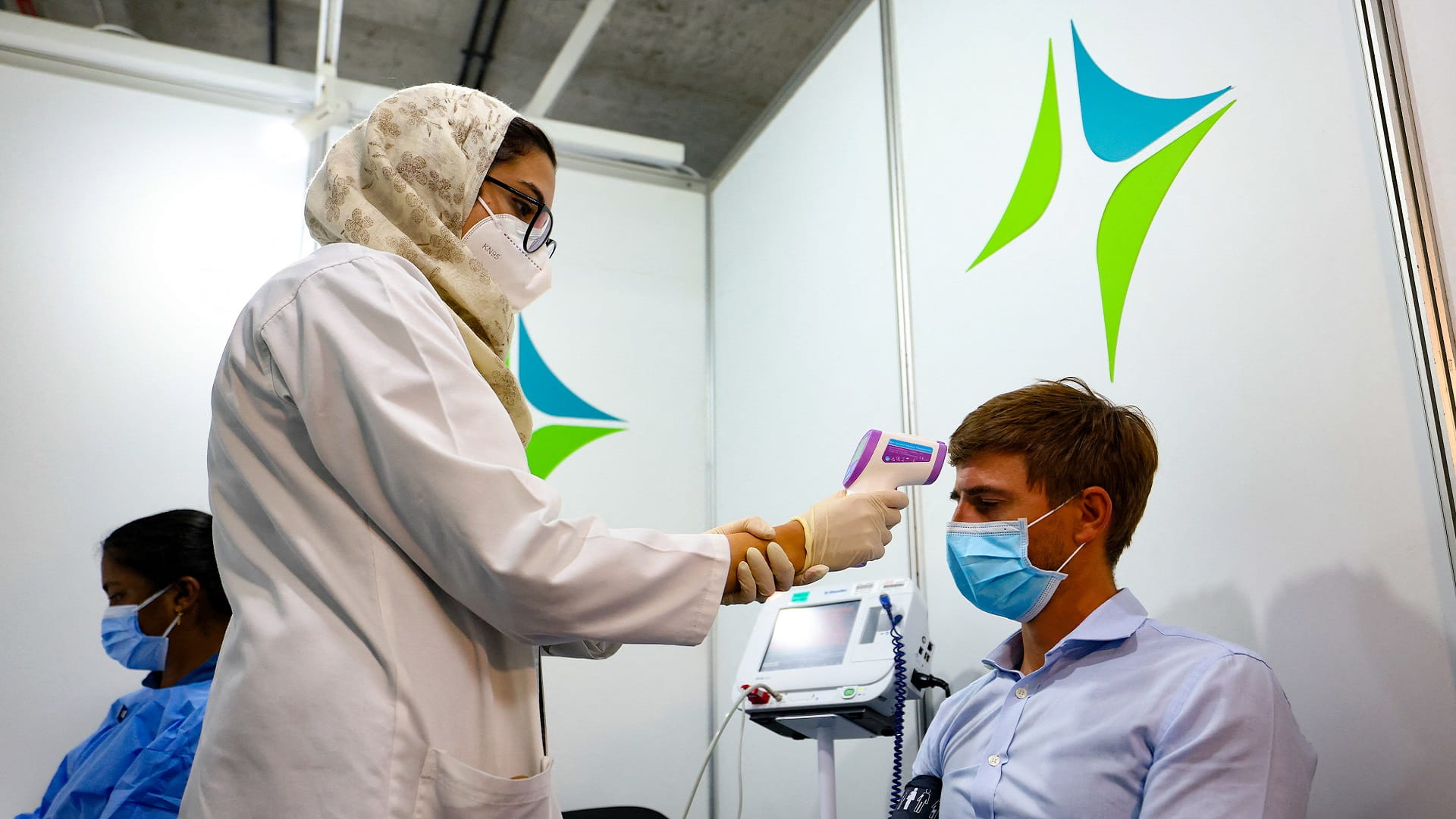 صورة بعنوان: 1964 إصابة بكورونا و1923 حالة شفاء و6 حالات وفاة في الإمارات 