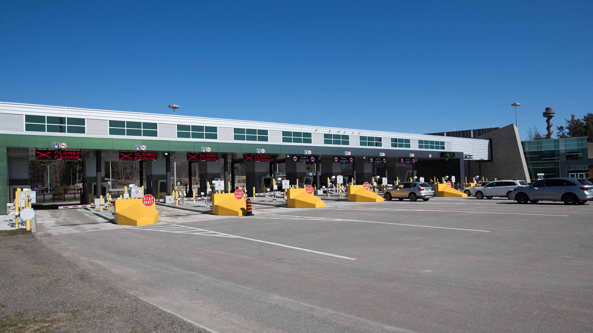 Image for the title: US extends travel restrictions at Canada, Mexico through July 21 