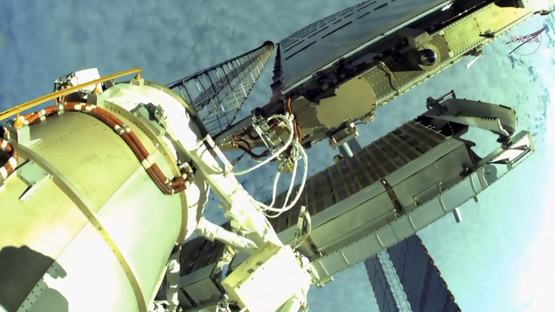 صورة بعنوان: عودة الرائدين بيسكه وكيمبرو إلى "المحطة الدولية"بعد طلعة في الفضاء 