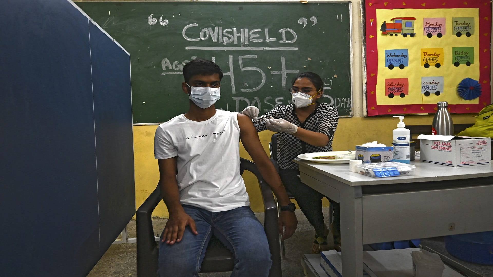 صورة بعنوان: الهند تبدأ حملة مجانية لتطعيم جميع البالغين ضد فيروس كورونا 