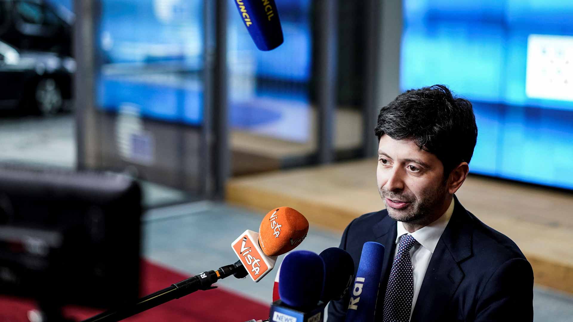 Image for the title: Italy says facemasks will no longer be mandatory from June 28 