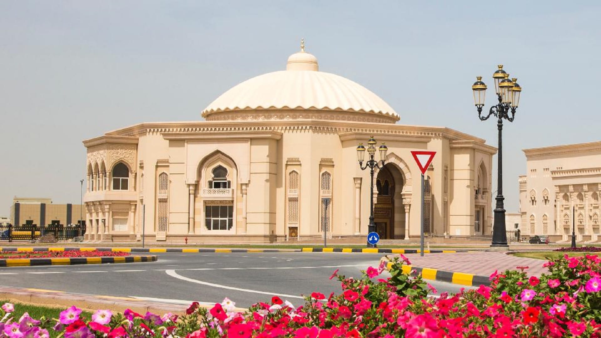 صورة بعنوان: دار المخطوطات بالجامعة القاسمية تتلقى 71 مخطوطة ملونة من البرتغال 