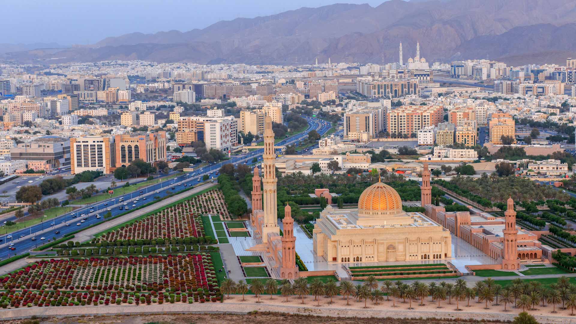 صورة بعنوان: عُمان تعلن عن إقامة طويلة الأمد لجذب المستثمرين 