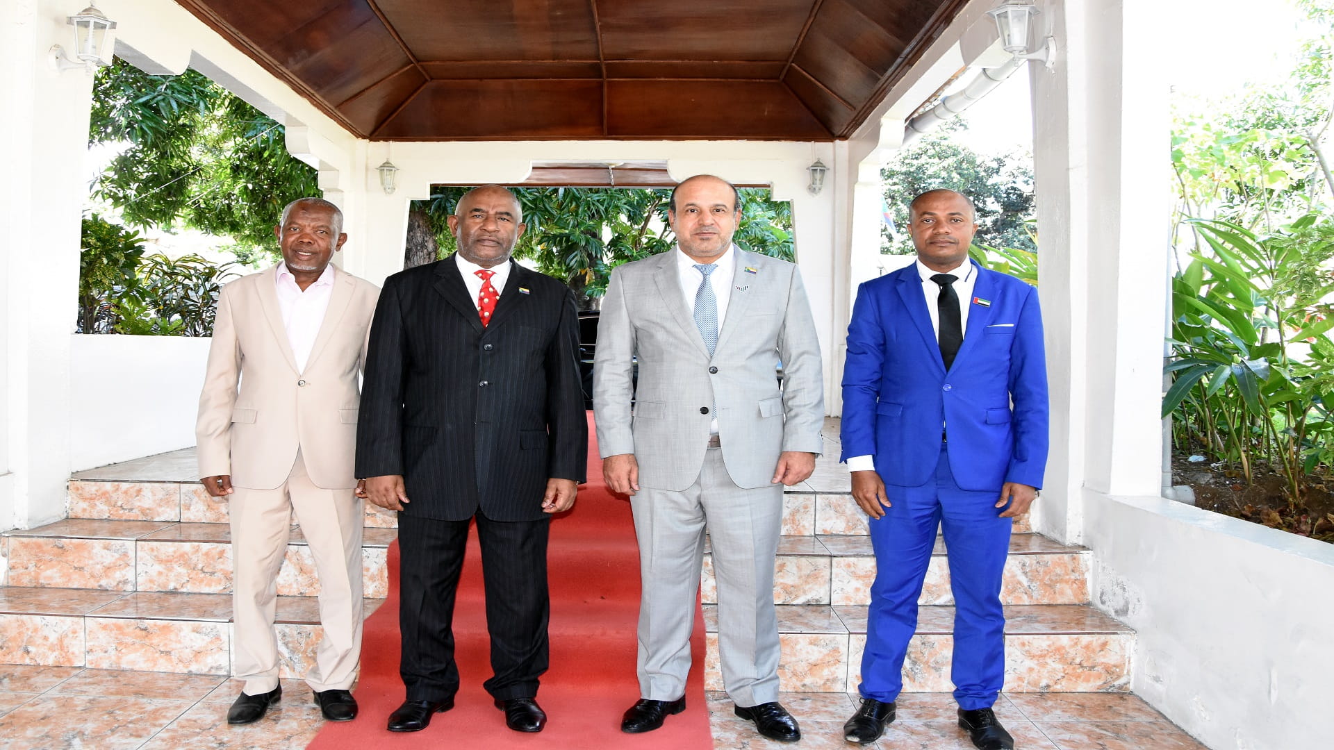 صورة بعنوان: رئيس جمهورية القمر المتحدة يستقبل سفير الدولة في قصر بيت السلام 