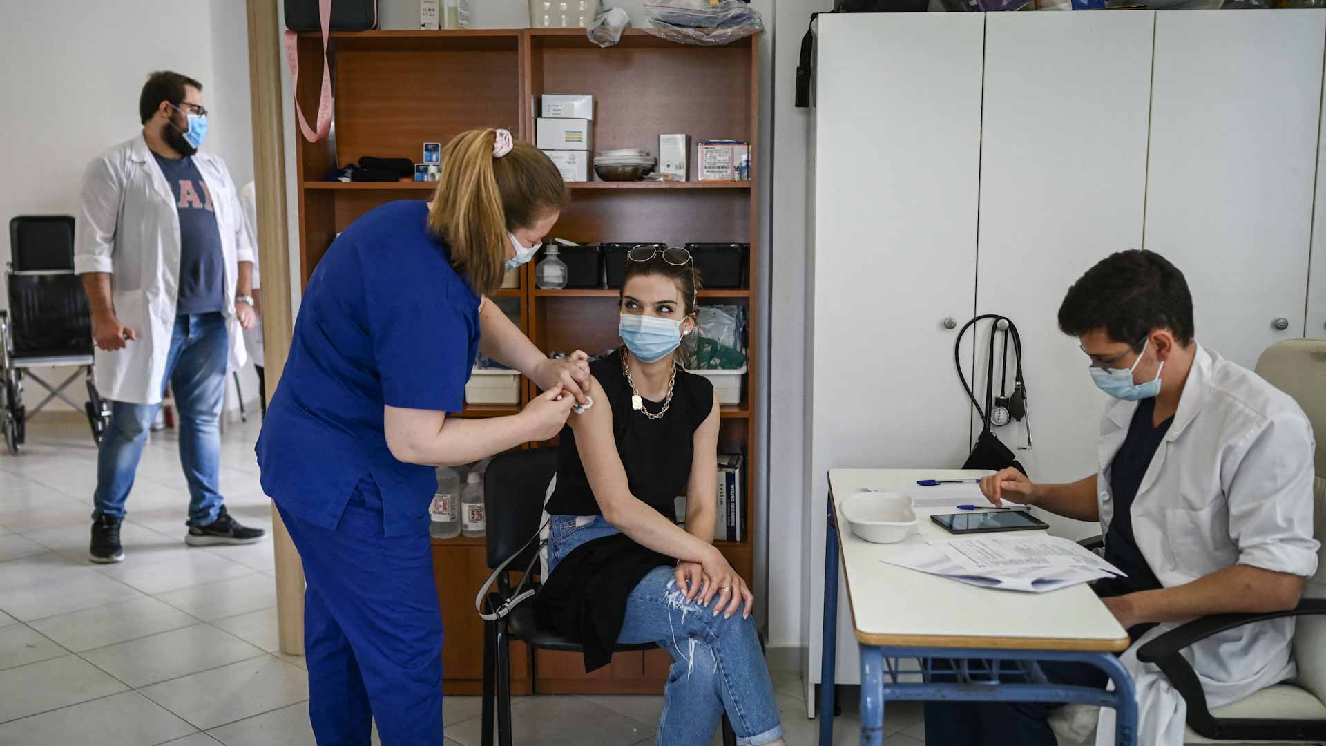 Image for the title: Greece ends mandatory facemask outdoors as pandemic recedes 