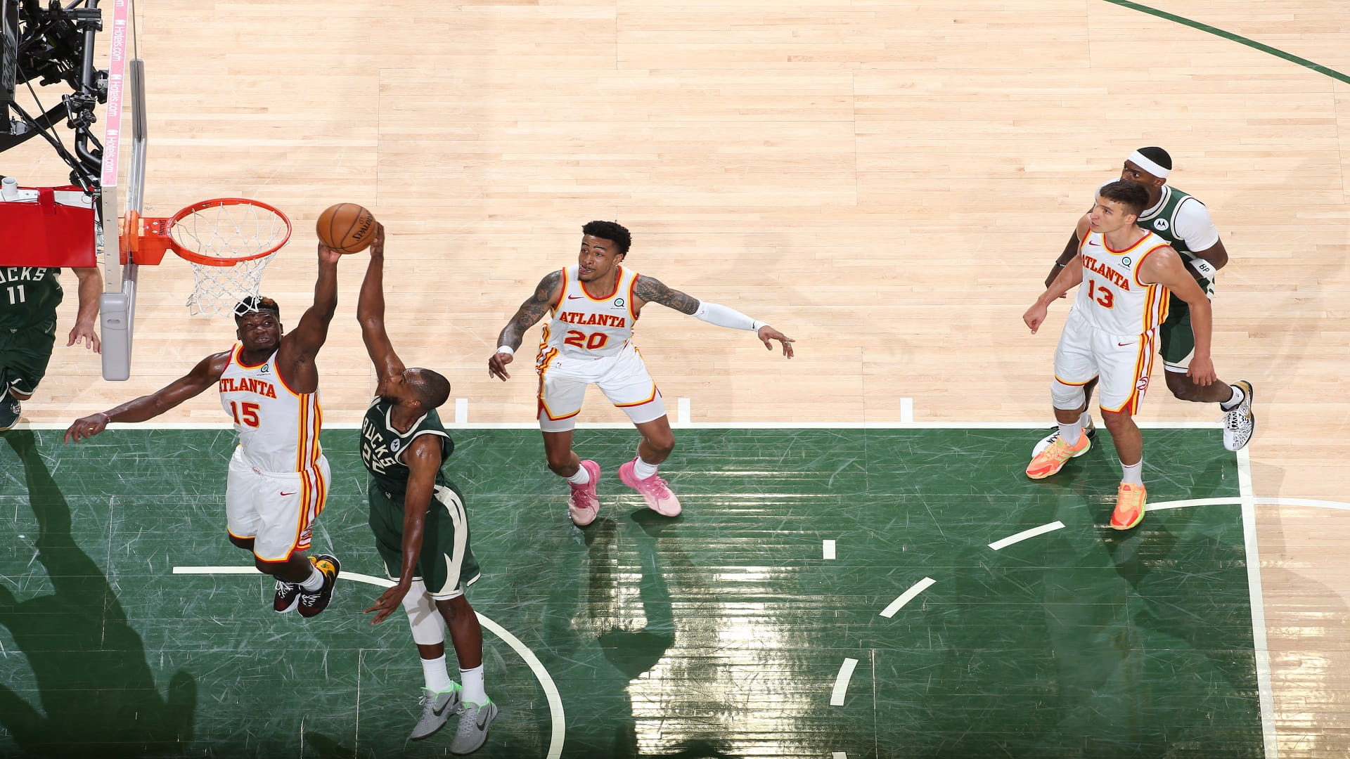 صورة بعنوان: أتلانتا هوكس يتقدم على ميلووكي باكس بنهائي المنطقة الشرقية في NBA 