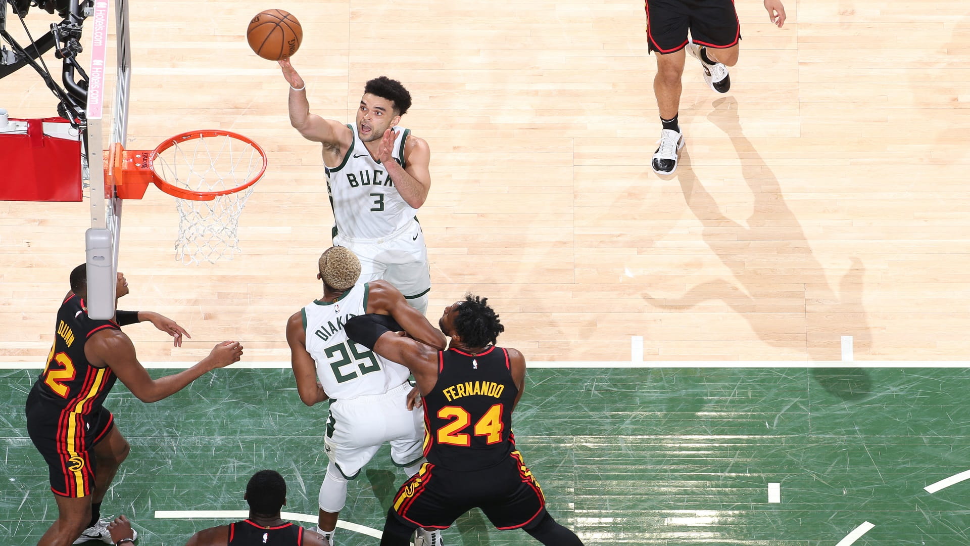 صورة بعنوان: ميلووكي بكس يتعادل مع أتالانتا هوكس في نهائي المنطقة الشرقية  