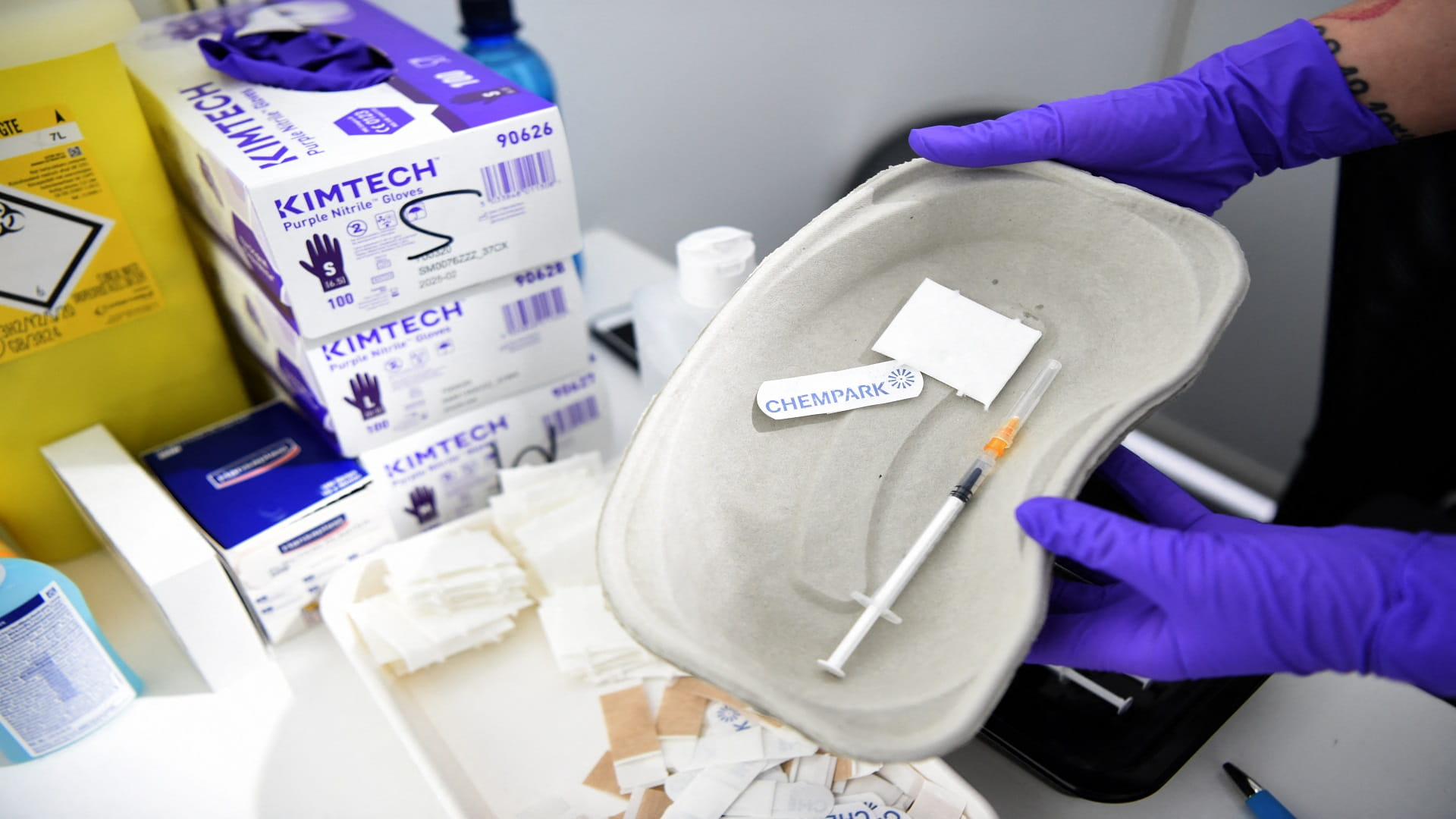 Image for the title: Germany's confirmed coronavirus cases rise by 592 - RKI 