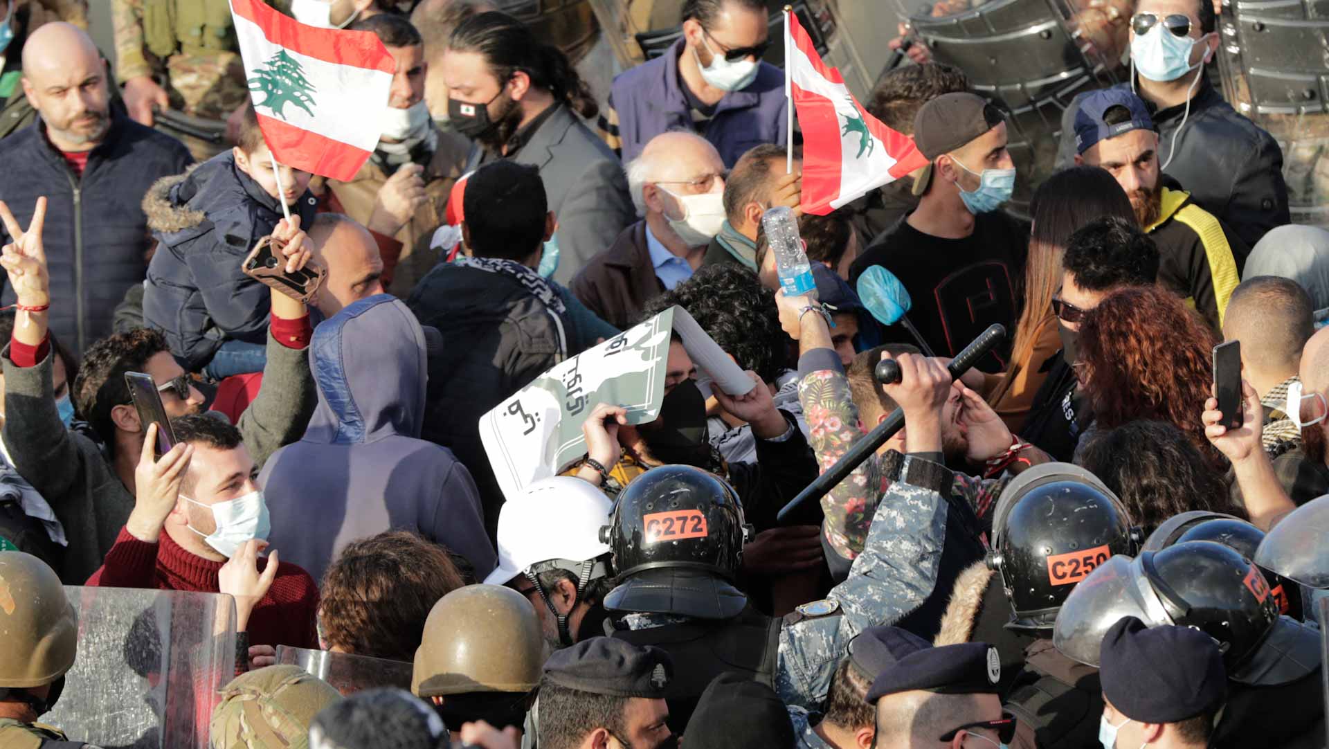 Image for the title: Lebanon protesters clash with security forces as currency plunges 
