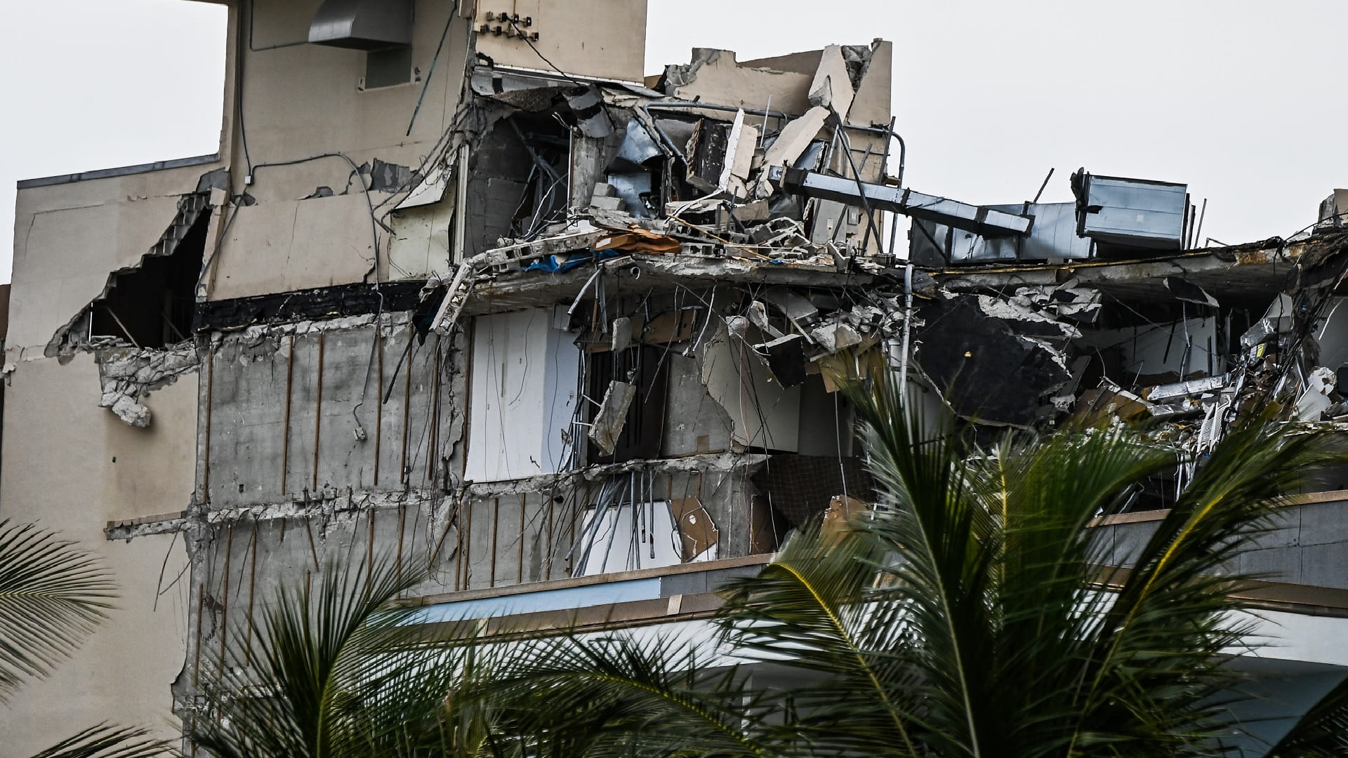 صورة بعنوان: فلوريدا تسابق الزمن للبحث عن ناجين مع ارتفاع قتلى انهيار المبنى 