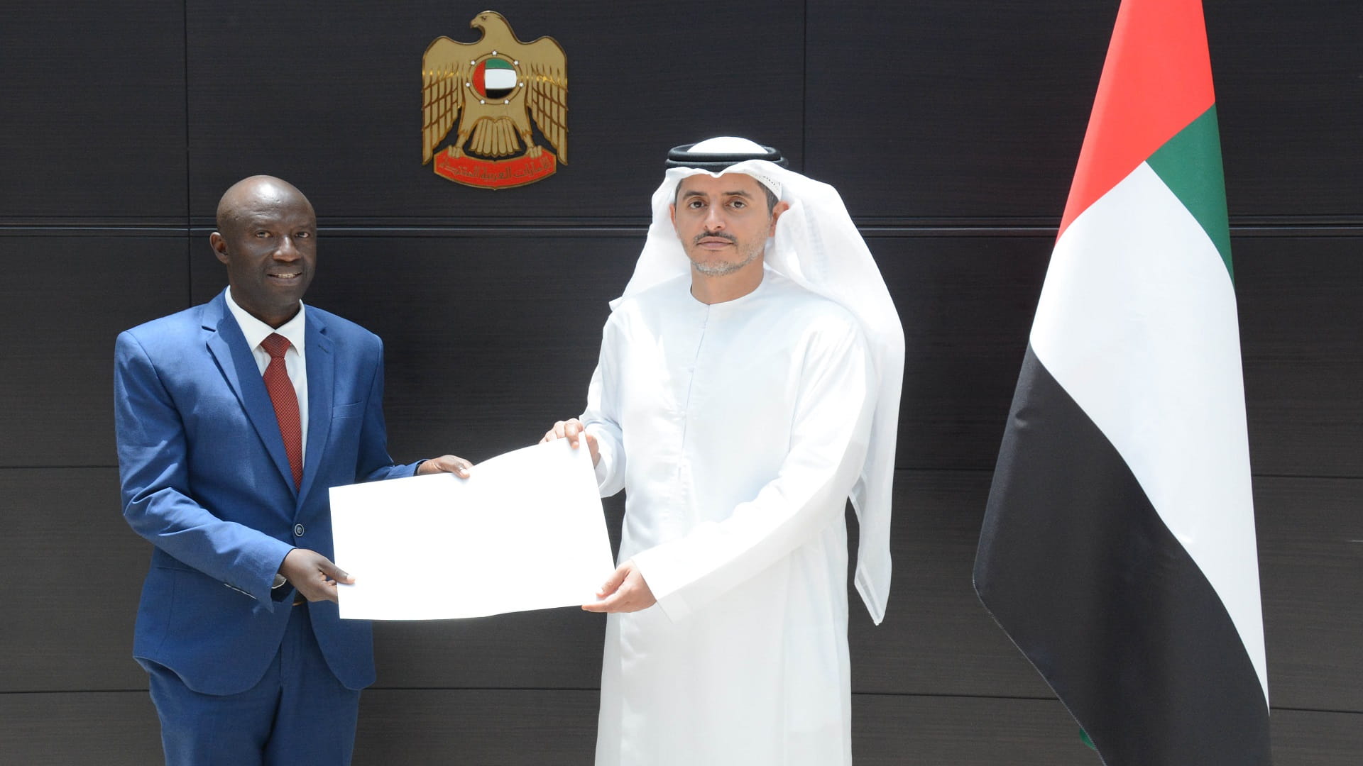 صورة بعنوان: مدير مكتب"الخارجية" بدبي يتسلم البراءة القنصلية من قنصل عام بروندي 