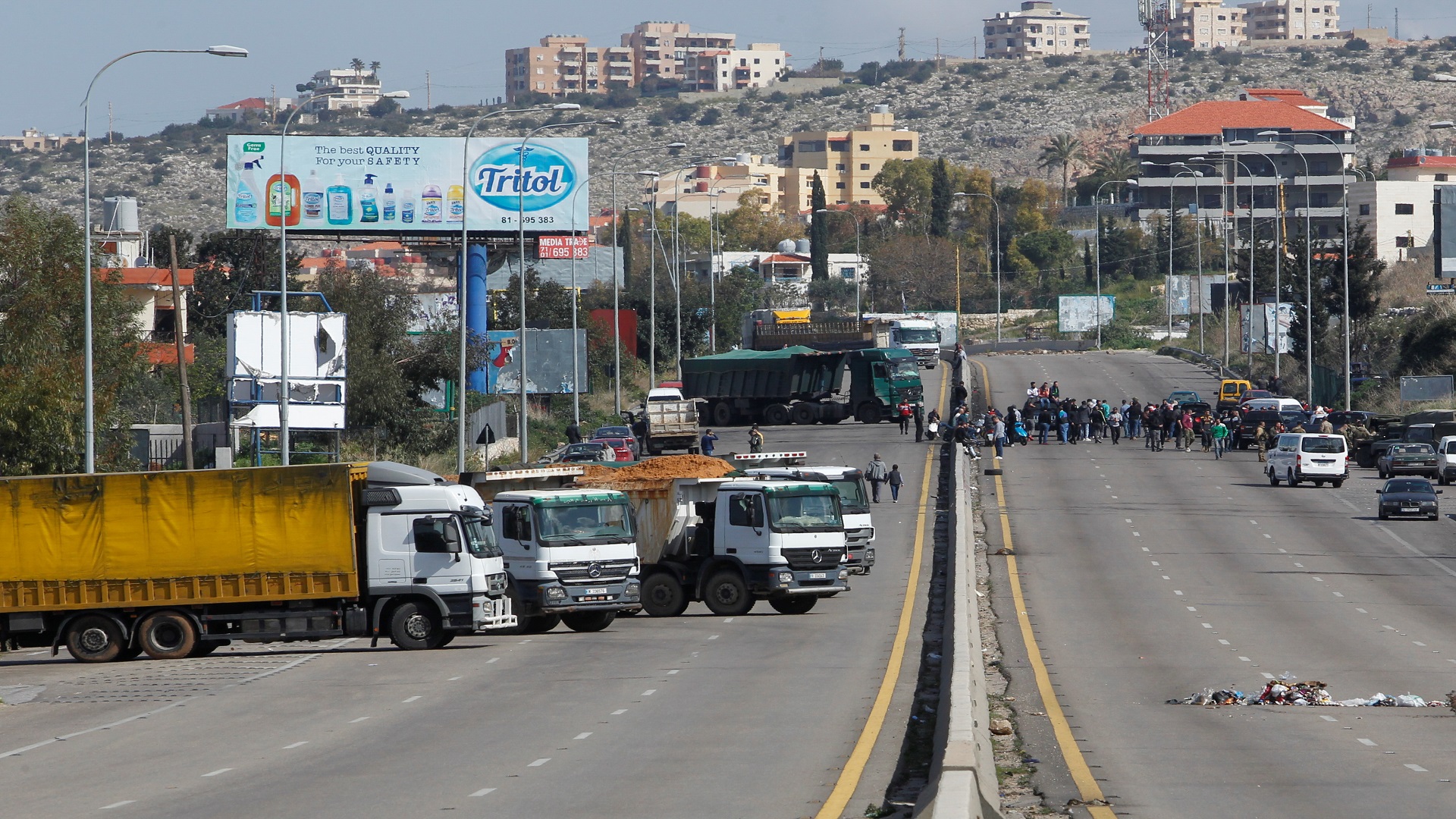 صورة بعنوان: الجيش اللبناني يبدأ برفع حواجز الطرق بعد احتجاجات على مدى أسبوع 